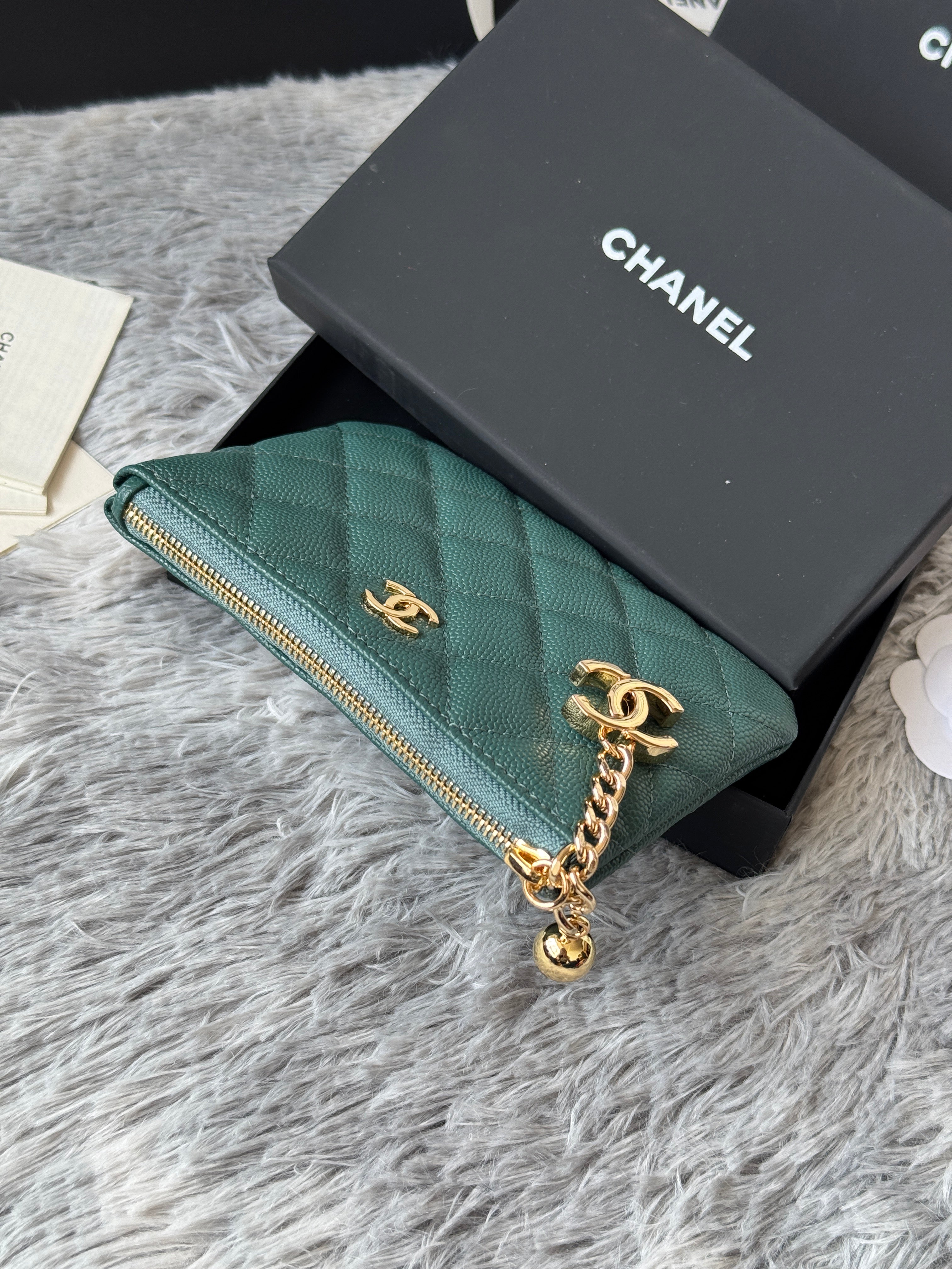 CC CLASSIC ZIPPED POUCH 14 IN NEPTUNE GREEN GRAINED CALFSKIN GOLD-TONE CHARM CHAIN