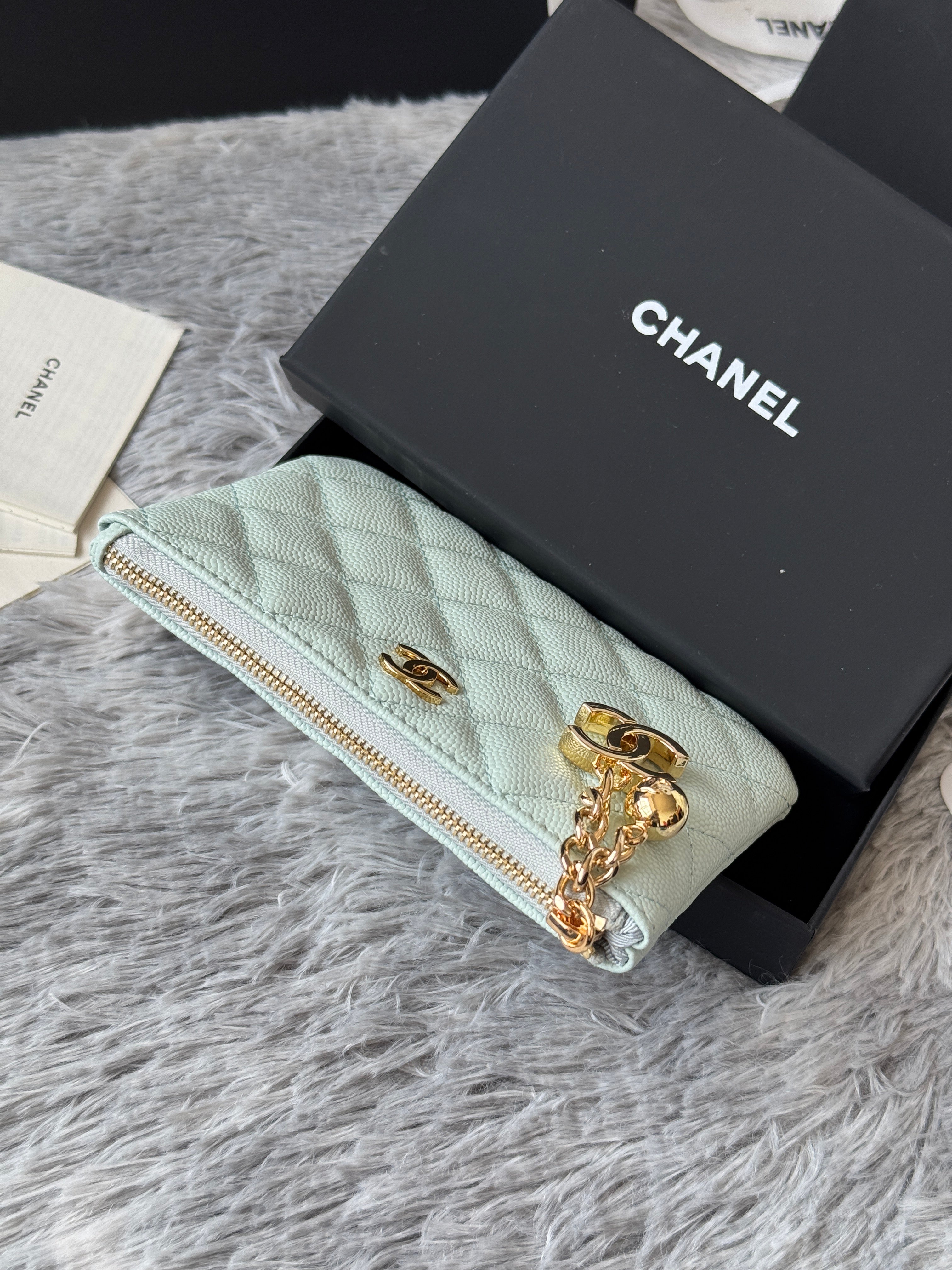CC CLASSIC ZIPPED POUCH 14 IN MYSTIC GREEN GRAINED CALFSKIN GOLD-TONE CHARM CHAIN