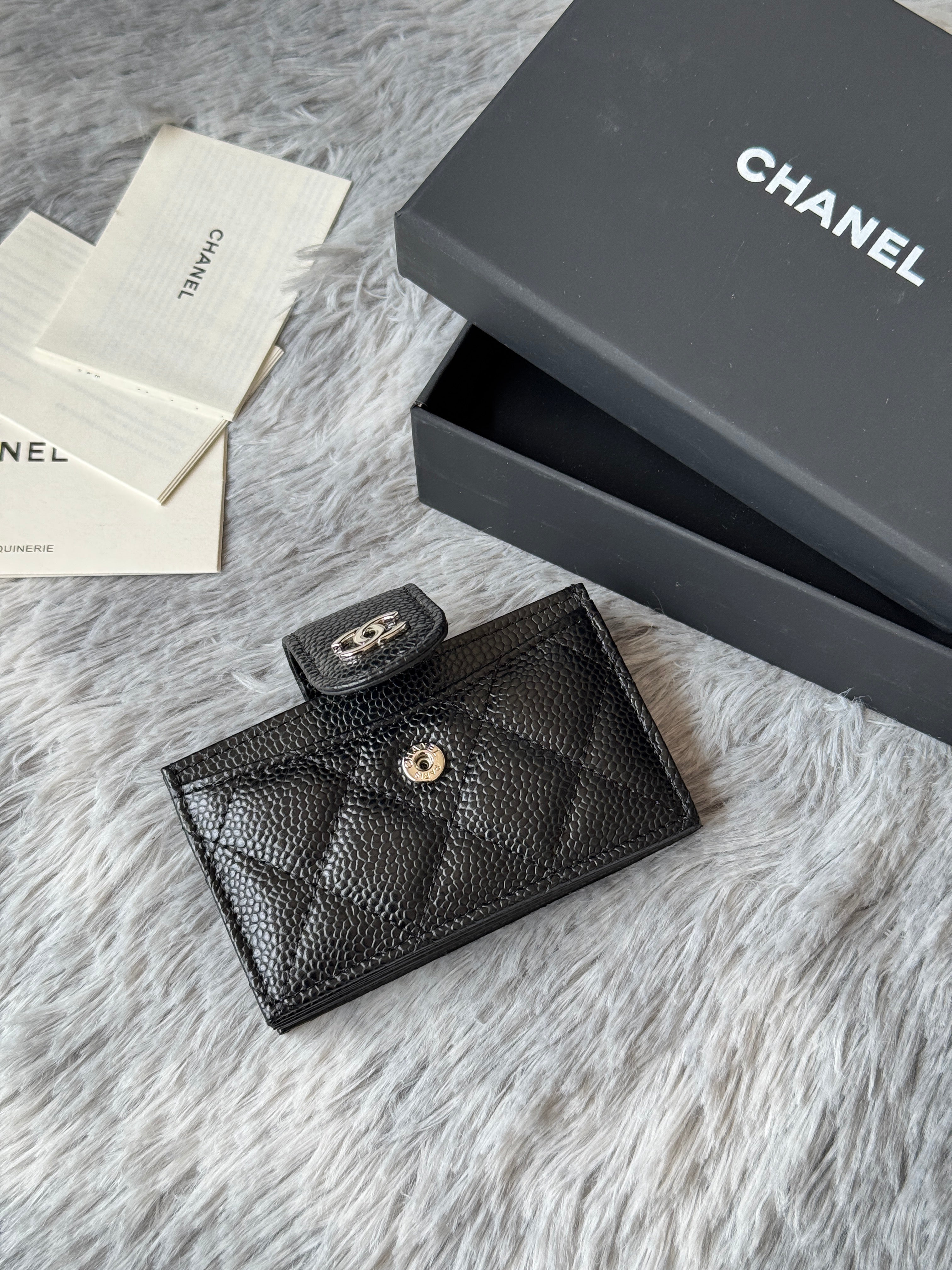 CARD HOLDER 10 CIRCLE CLASP IN BLACK CAVIAR LEATHER SILVER-TONE METALLIC