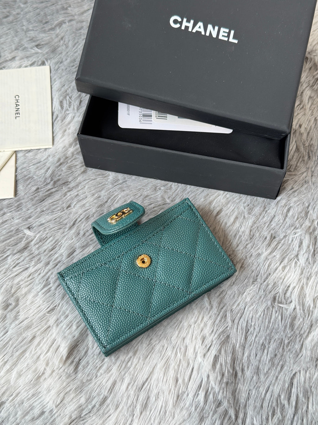 CARD HOLDER 10 CIRCLE CLASP IN NEPTUNE GREEN CAVIAR LEATHER GOLD-TONE METALLIC