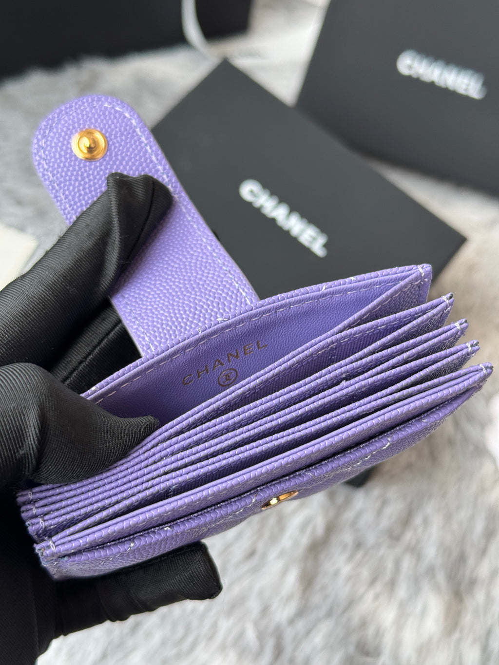 CARD HOLDER 10 CIRCLE CLASP IN BABY PURPLE CAVIAR LEATHER GOLD-TONE METALLIC
