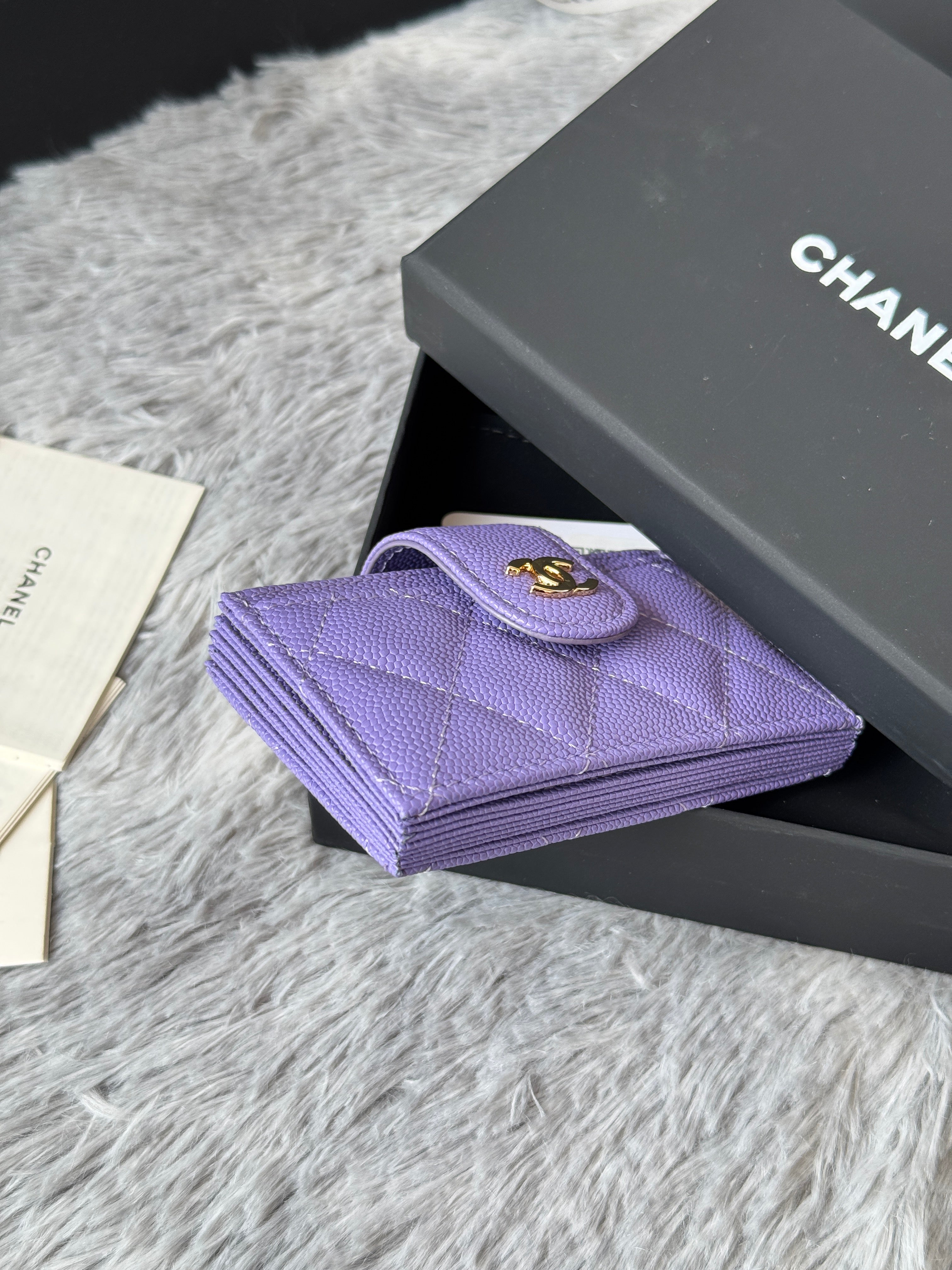 CARD HOLDER 10 CIRCLE CLASP IN BABY PURPLE CAVIAR LEATHER GOLD-TONE METALLIC