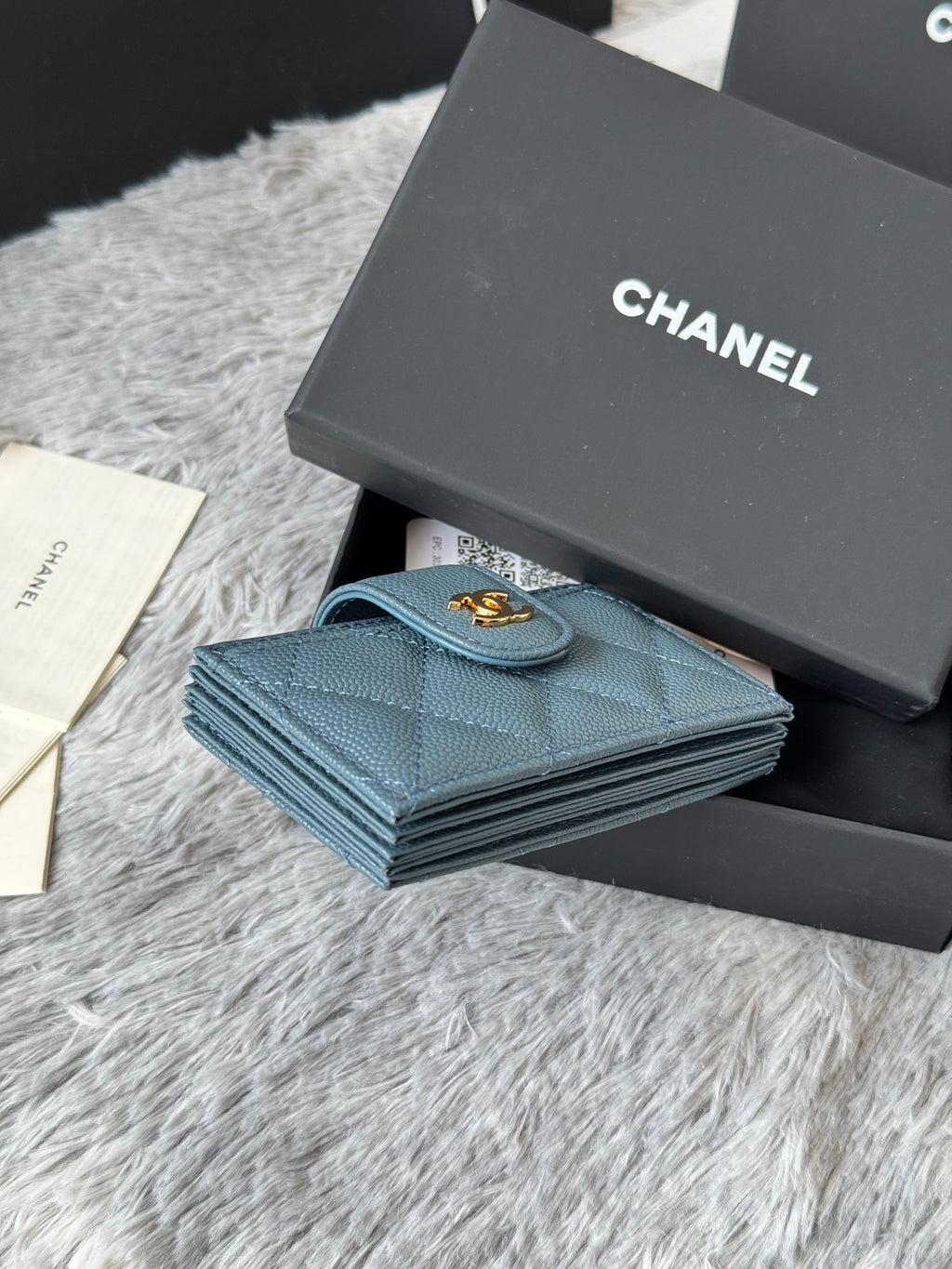 CARD HOLDER 10 CIRCLE CLASP IN NEPAL BLUE CAVIAR LEATHER GOLD-TONE METALLIC