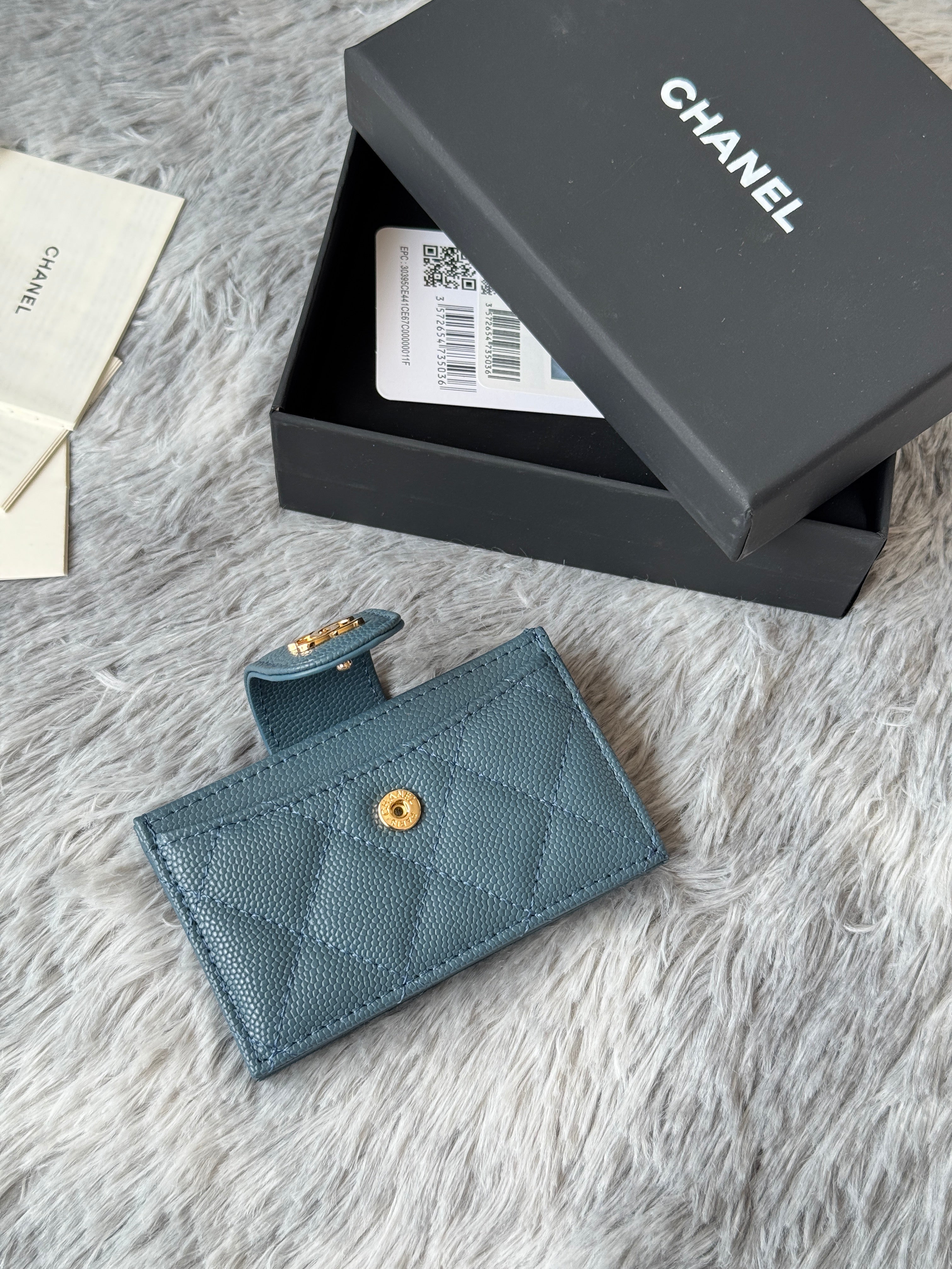 CARD HOLDER 10 CIRCLE CLASP IN NEPAL BLUE CAVIAR LEATHER GOLD-TONE METALLIC