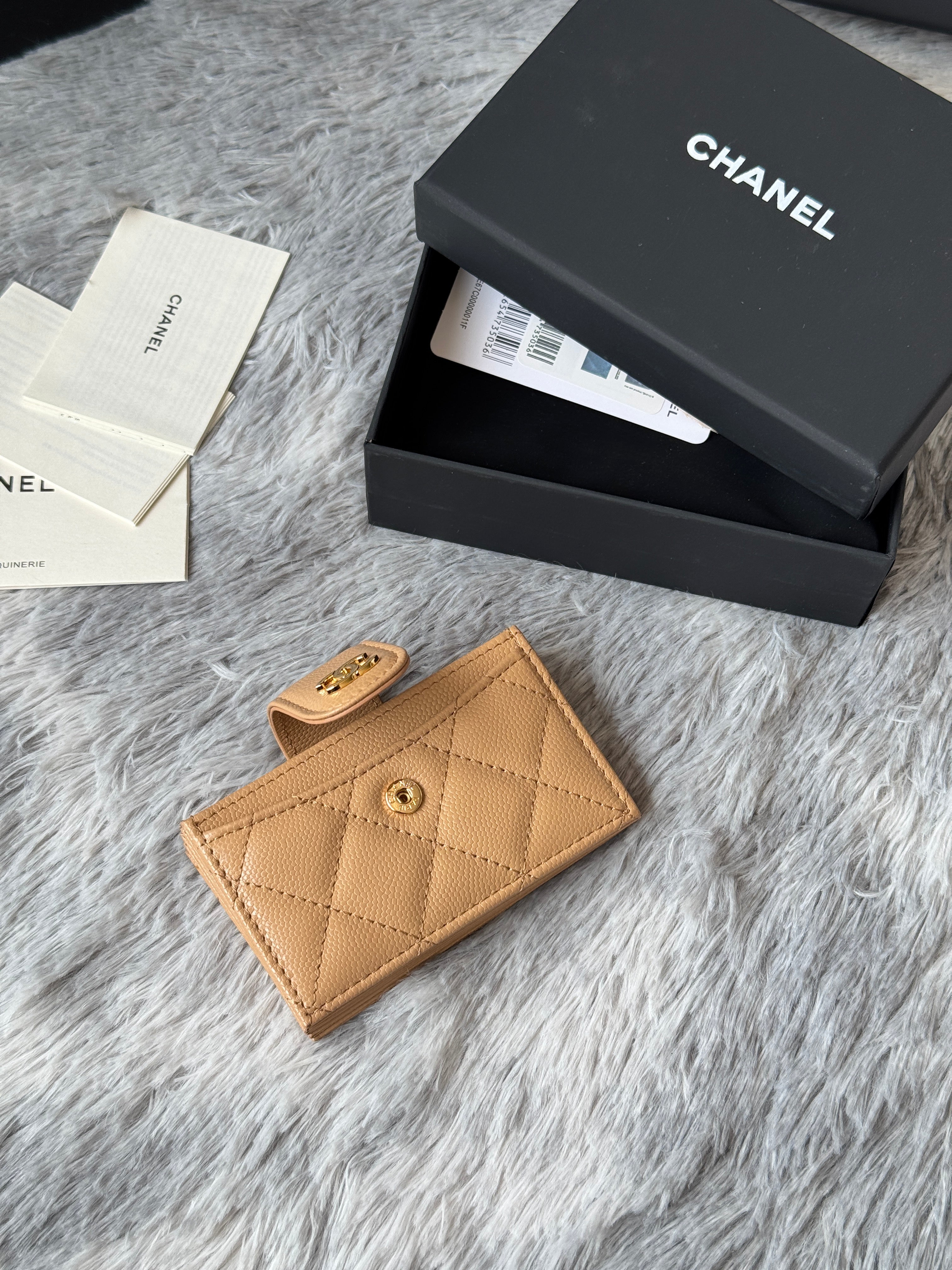 CARD HOLDER 10 CIRCLE CLASP IN LIGHT BROWN CAVIAR LEATHER GOLD-TONE METALLIC