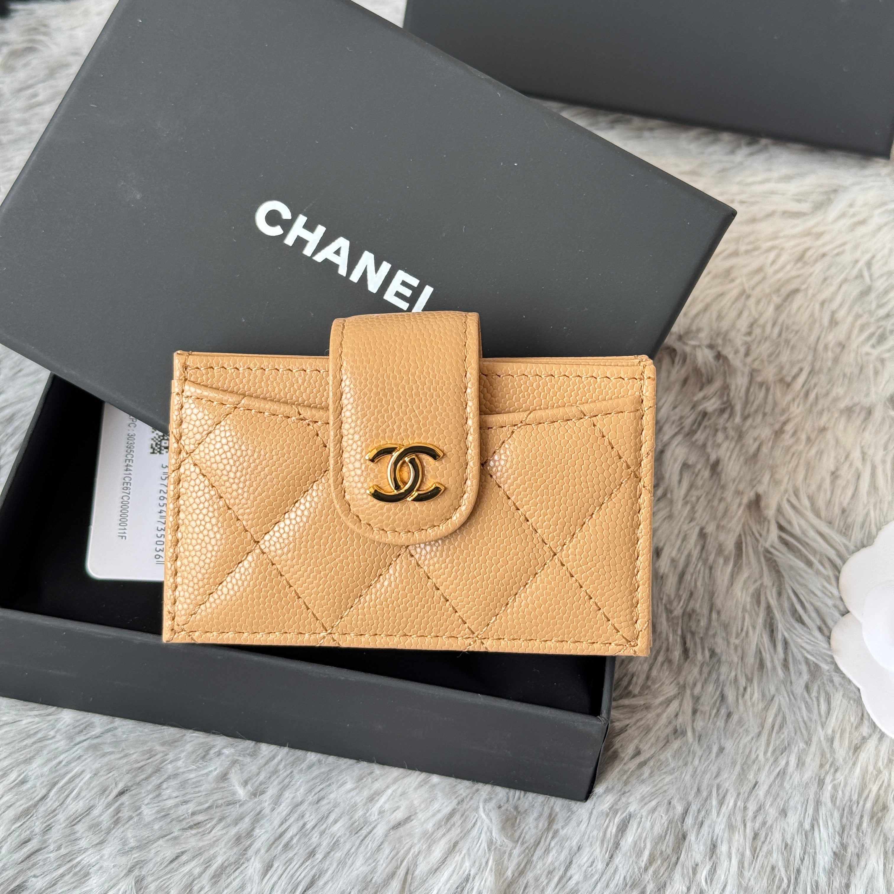 CARD HOLDER 10 CIRCLE CLASP IN LIGHT BROWN CAVIAR LEATHER GOLD-TONE METALLIC
