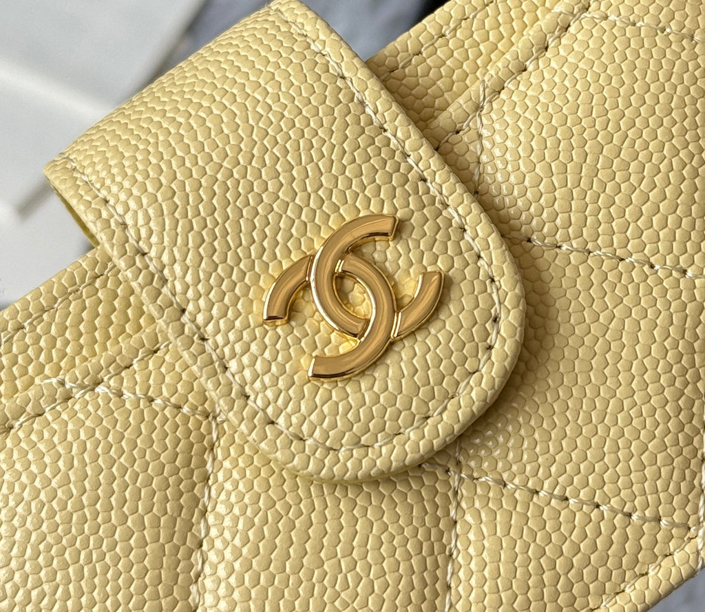 CARD HOLDER 10 CIRCLE CLASP IN YELLOW CAVIAR LEATHER GOLD-TONE METALLIC