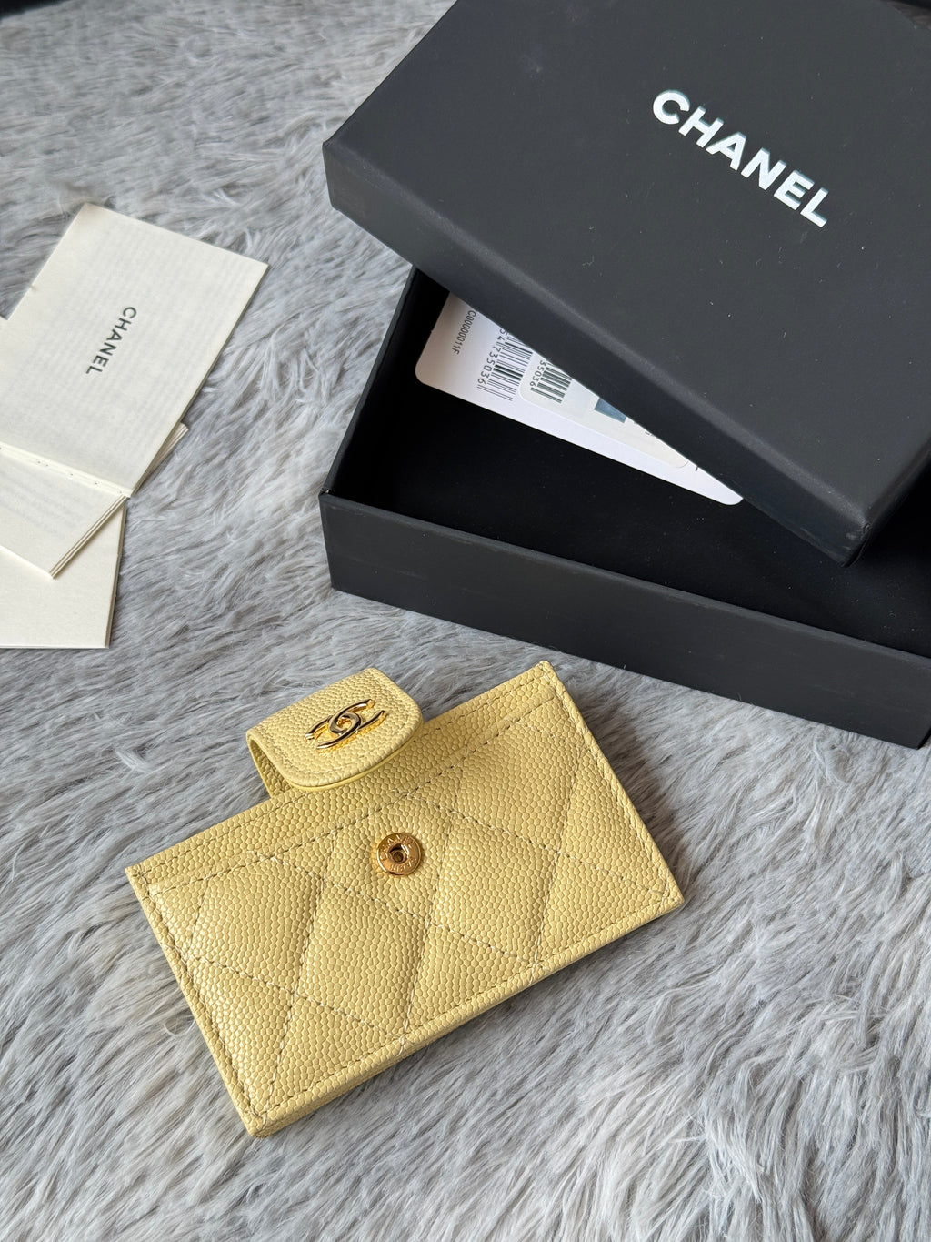 CARD HOLDER 10 CIRCLE CLASP IN YELLOW CAVIAR LEATHER GOLD-TONE METALLIC