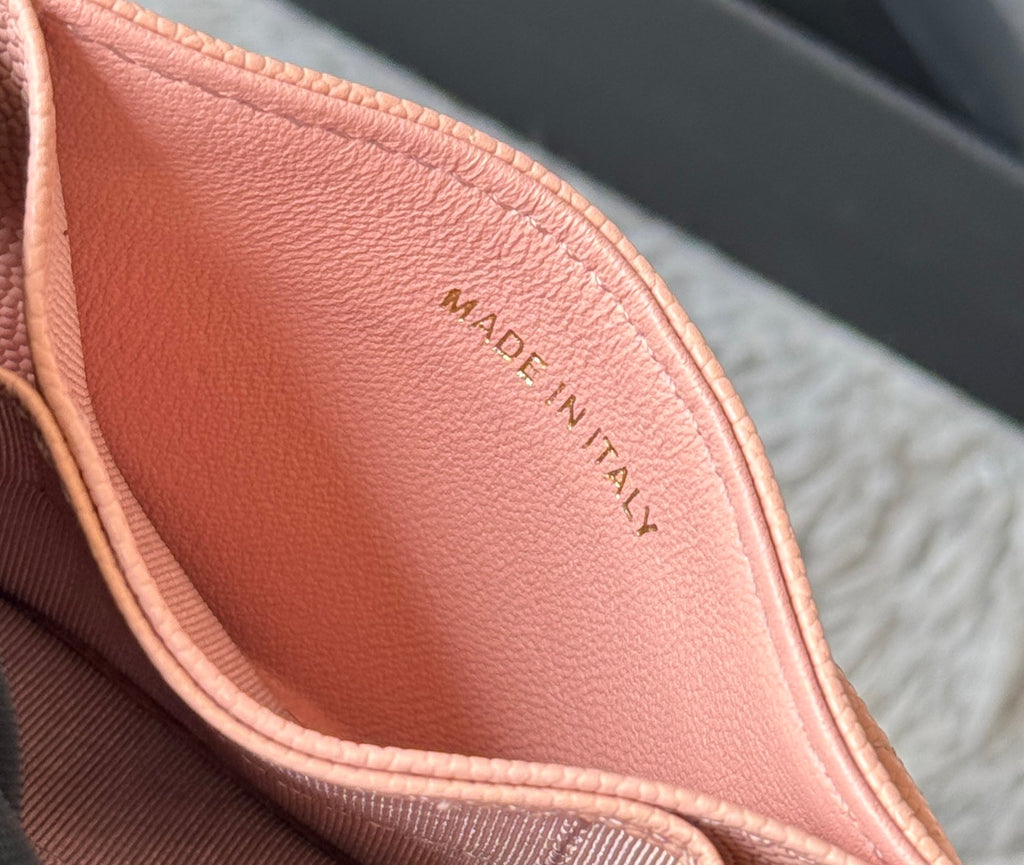 CARD HOLDER 10 CIRCLE CLASP IN TONYS PINK CAVIAR LEATHER GOLD-TONE METALLIC