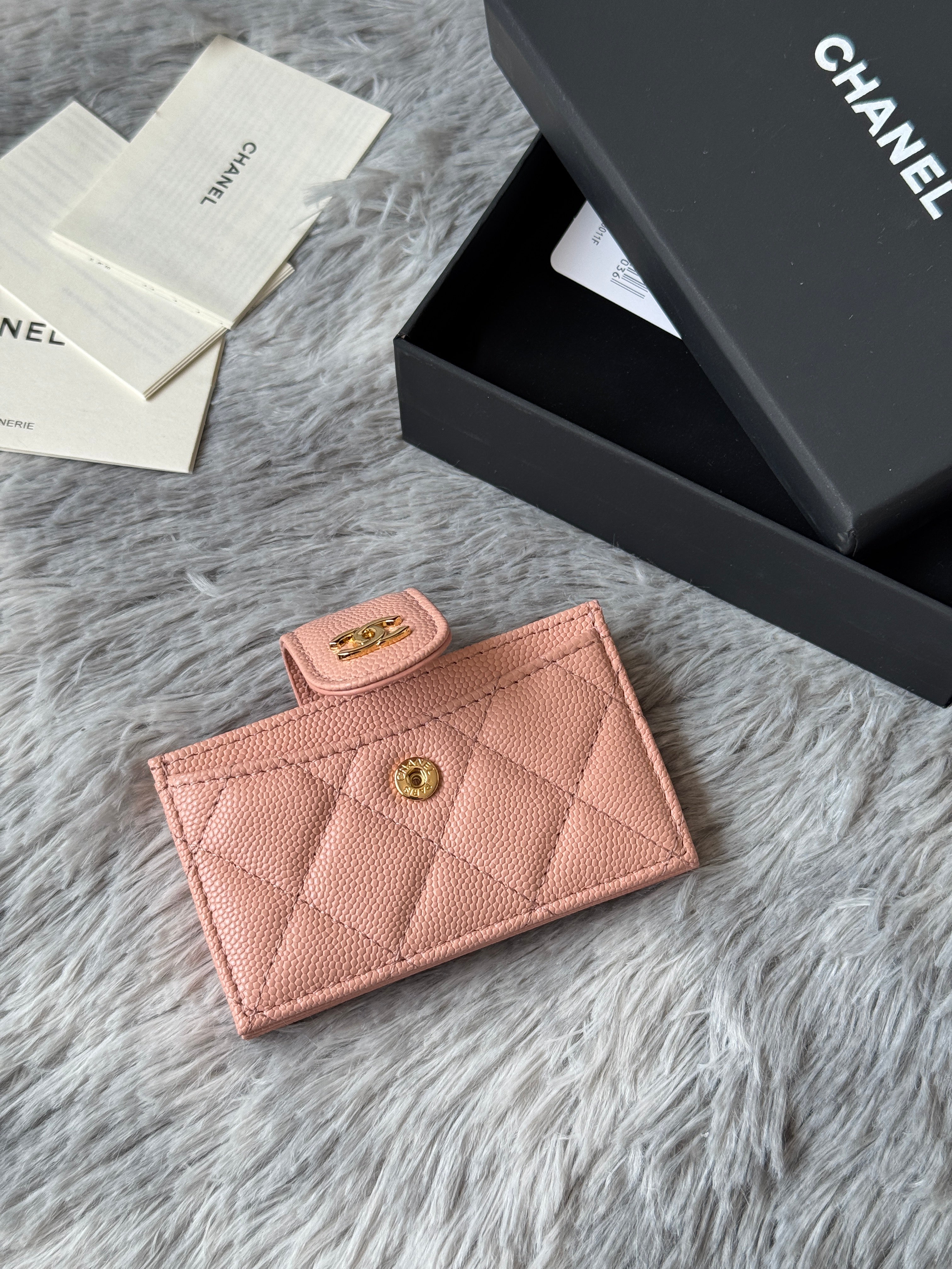 CARD HOLDER 10 CIRCLE CLASP IN TONYS PINK CAVIAR LEATHER GOLD-TONE METALLIC