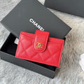 CARD HOLDER 10 CIRCLE CLASP IN RED CAVIAR LEATHER GOLD-TONE METALLIC