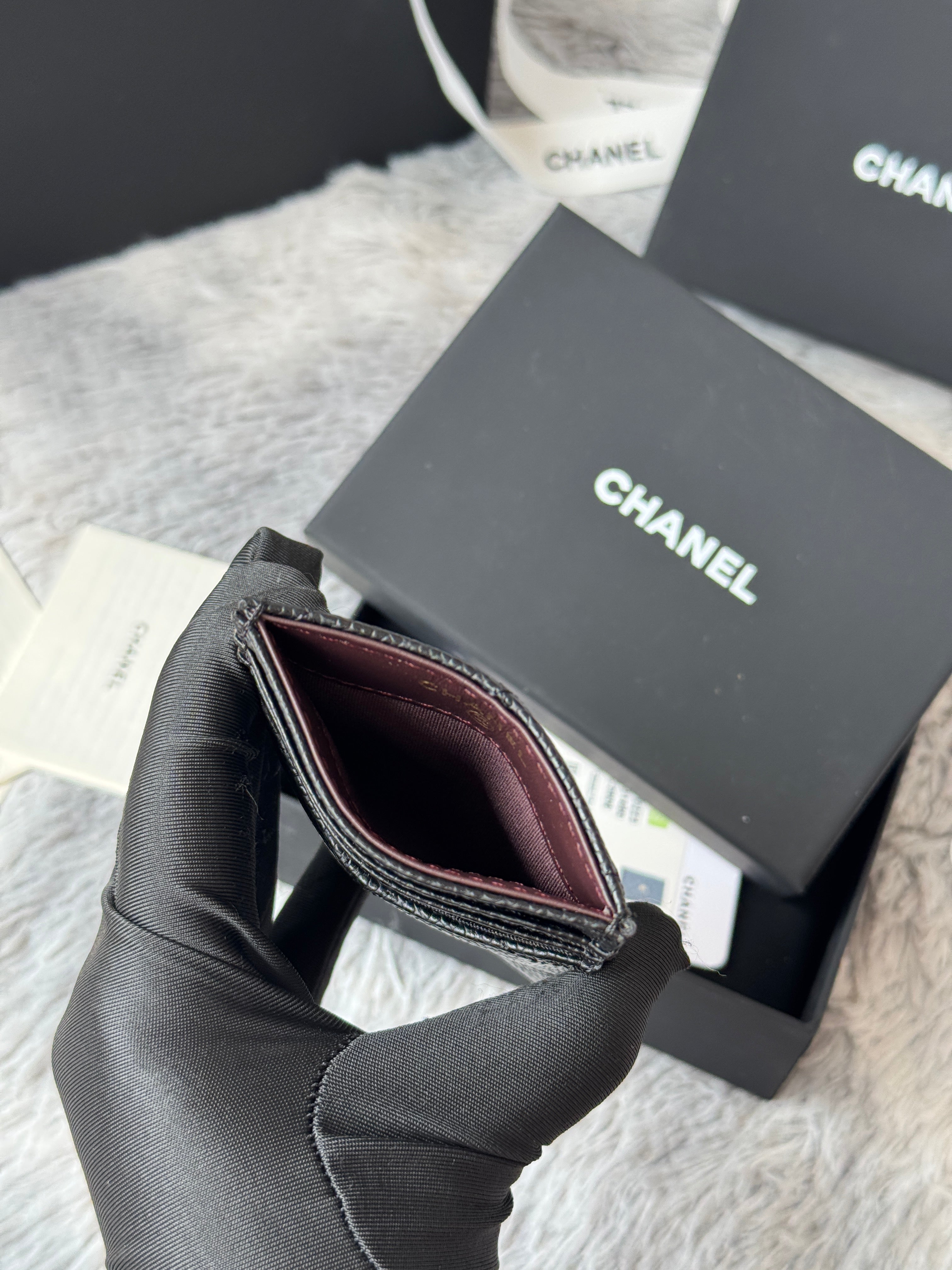 CLASSIC VERTICAL CARD HOLDER 14 IN BLACK GRAINED CALFSKIN GOLD-TONE METALLIC