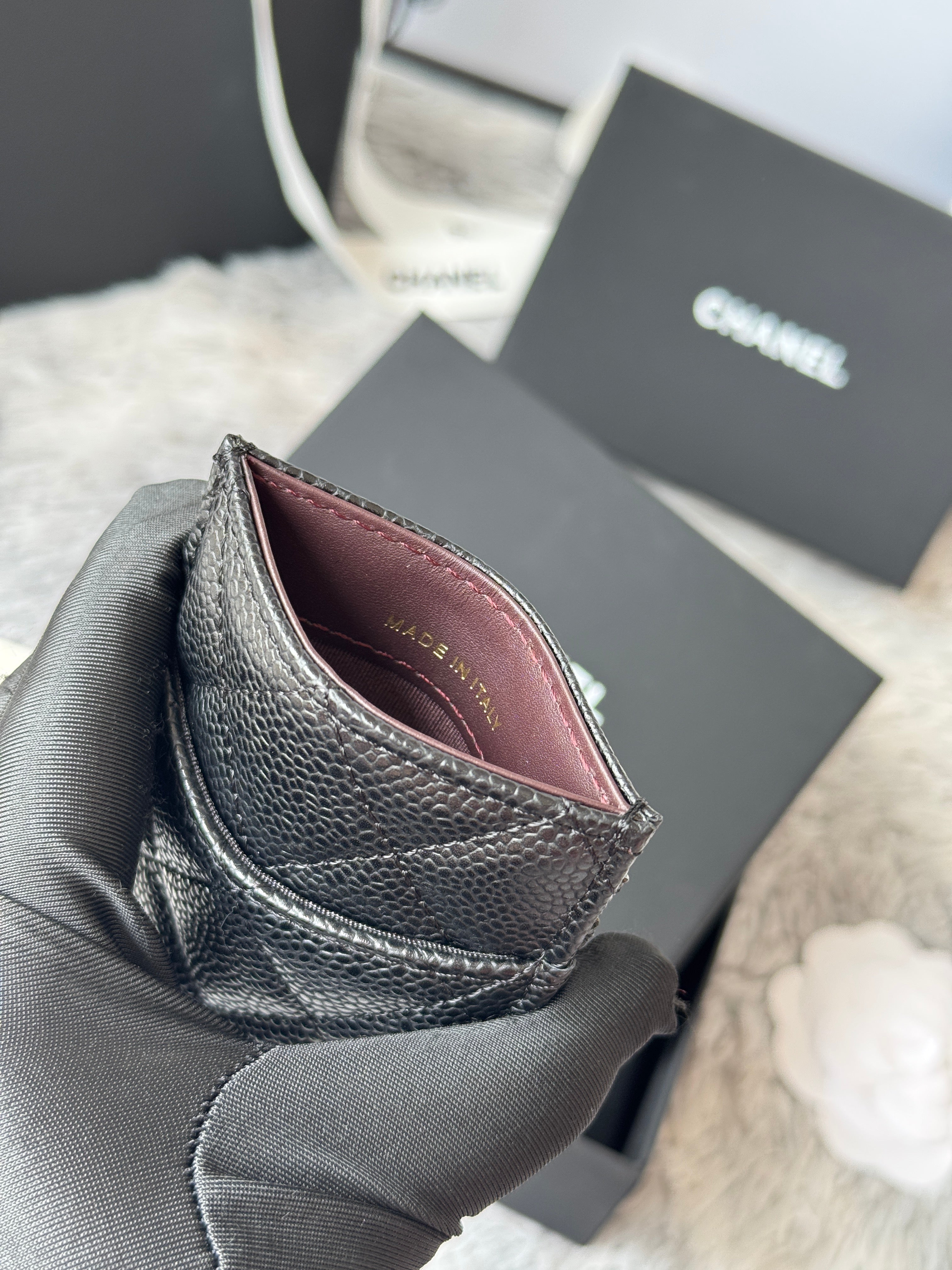 CLASSIC VERTICAL CARD HOLDER 14 IN BLACK GRAINED CALFSKIN GOLD-TONE METALLIC
