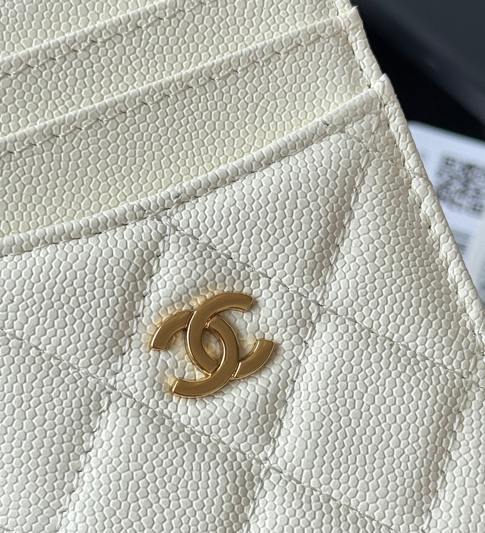CLASSIC VERTICAL CARD HOLDER 14 IN WHITE GRAINED CALFSKIN GOLD-TONE METALLIC