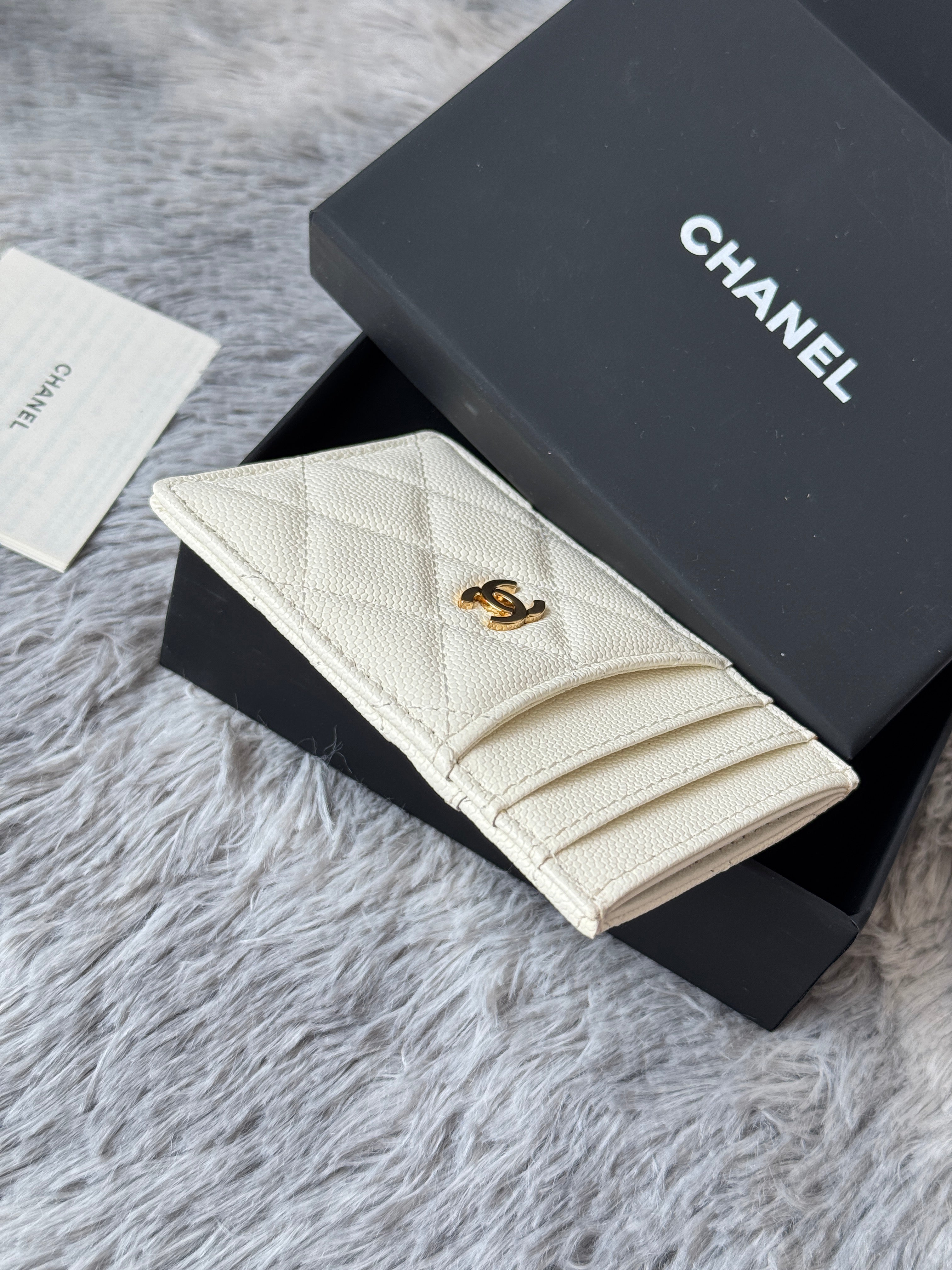 CLASSIC VERTICAL CARD HOLDER 14 IN WHITE GRAINED CALFSKIN GOLD-TONE METALLIC