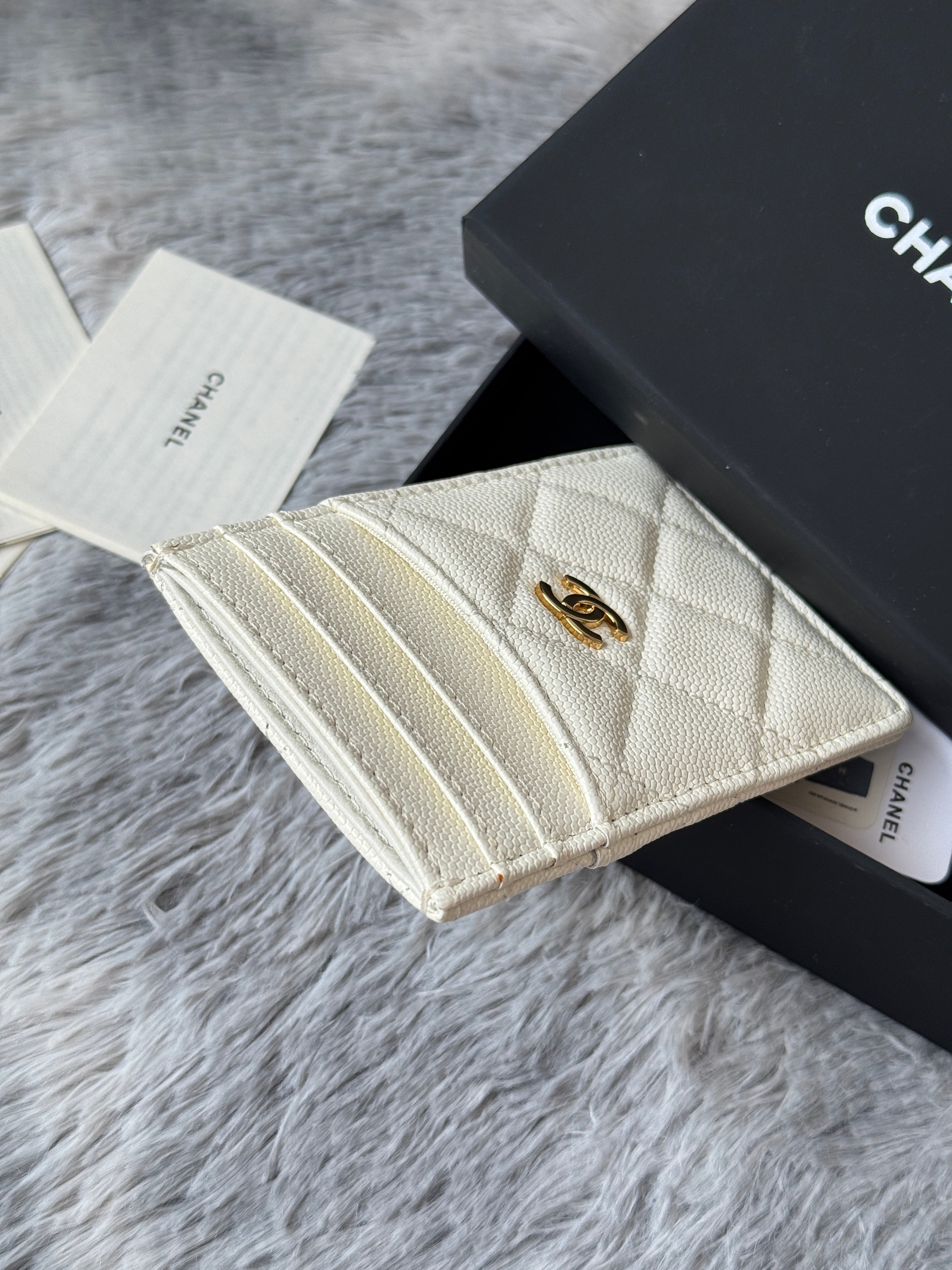 CLASSIC VERTICAL CARD HOLDER 14 IN WHITE GRAINED CALFSKIN GOLD-TONE METALLIC