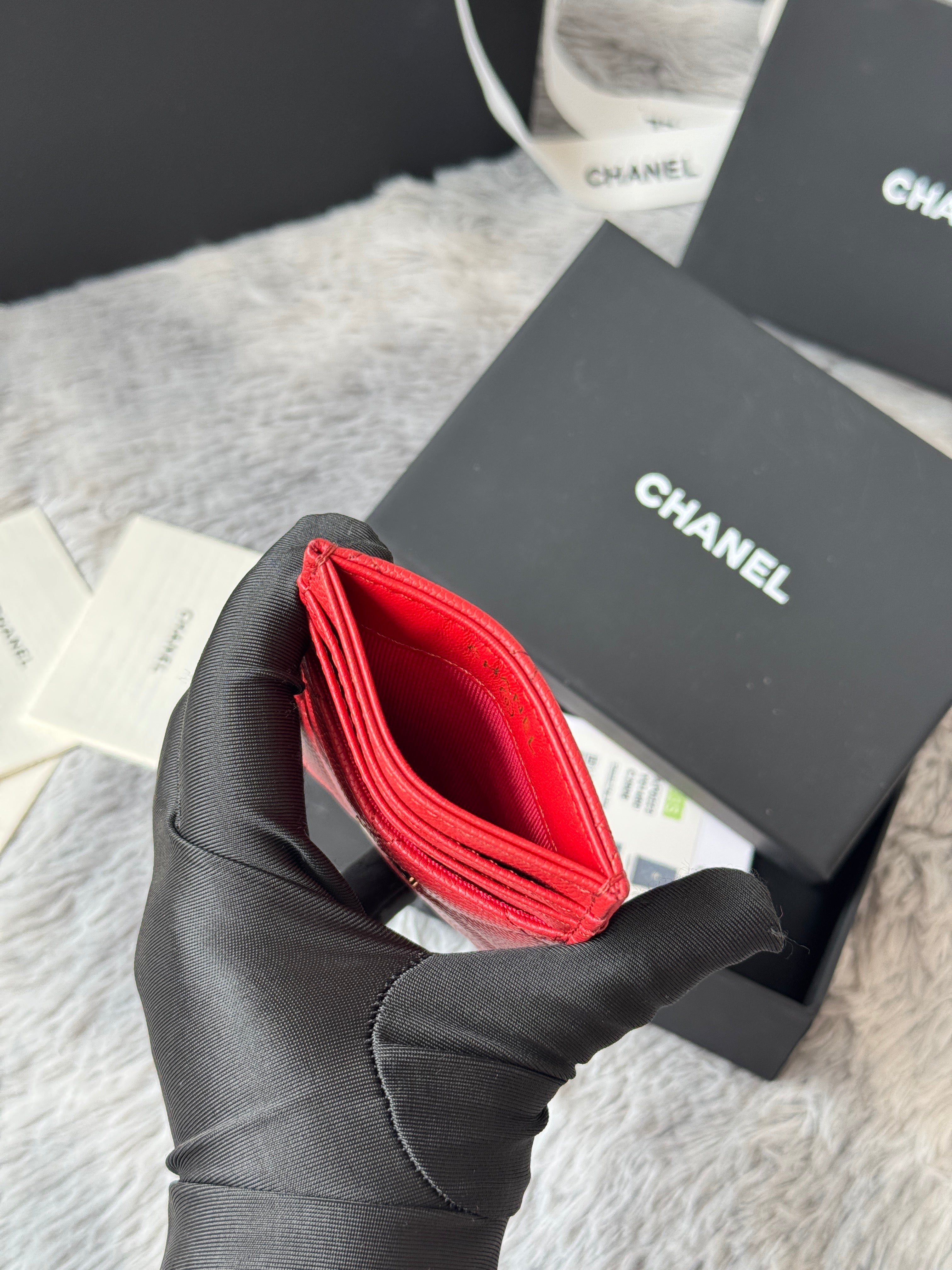 CLASSIC VERTICAL CARD HOLDER 14 IN RED GRAINED CALFSKIN GOLD-TONE METALLIC