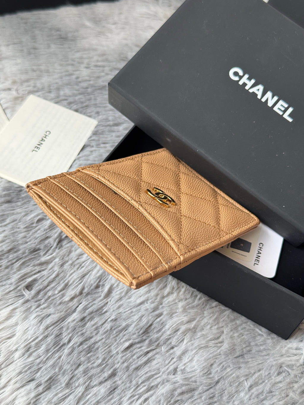 CLASSIC VERTICAL CARD HOLDER 14 IN LIGHT BROWN GRAINED CALFSKIN GOLD-TONE METALLIC