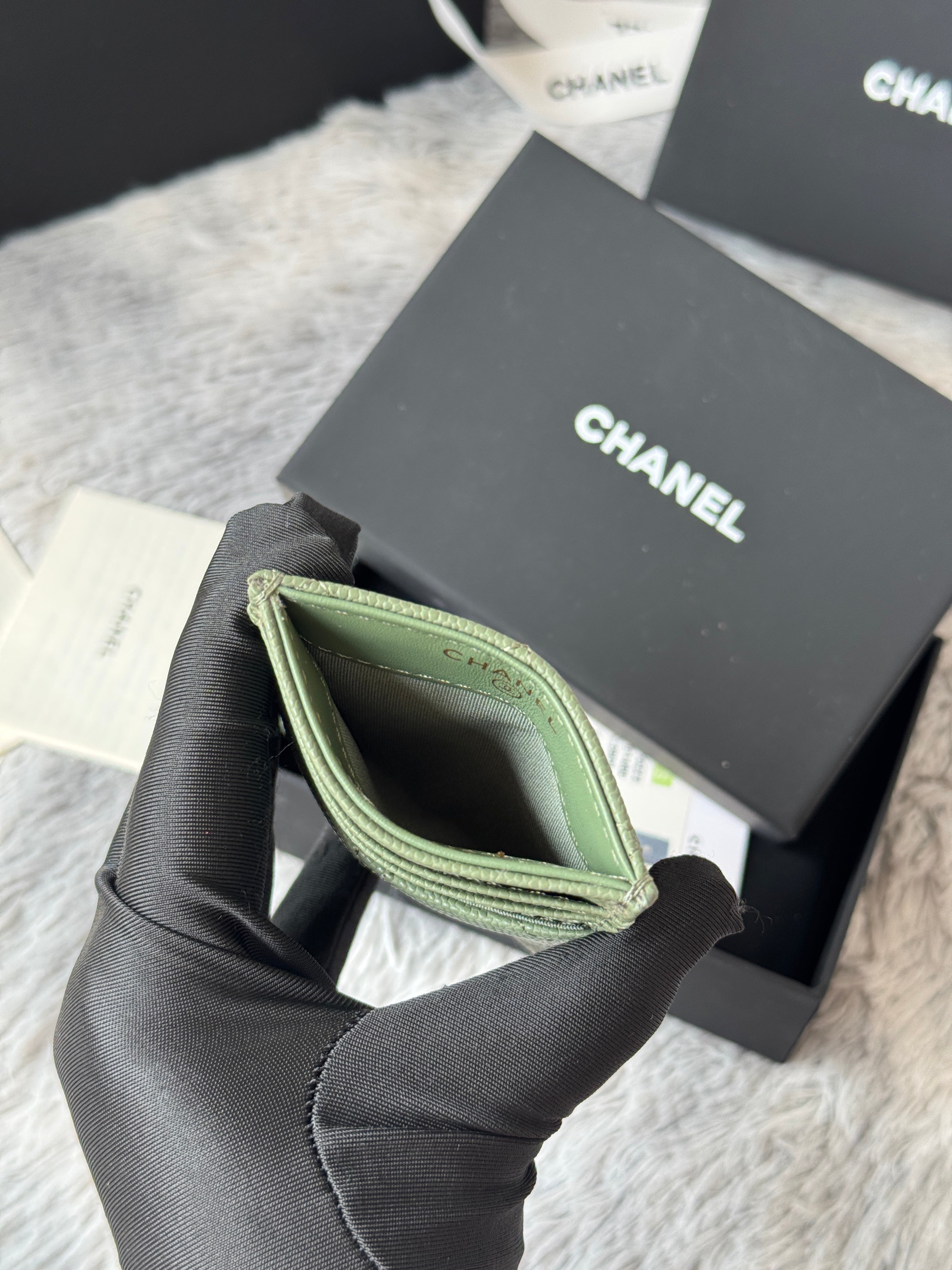 CLASSIC VERTICAL CARD HOLDER 14 IN RAINEE GREEN GRAINED CALFSKIN GOLD-TONE METALLIC