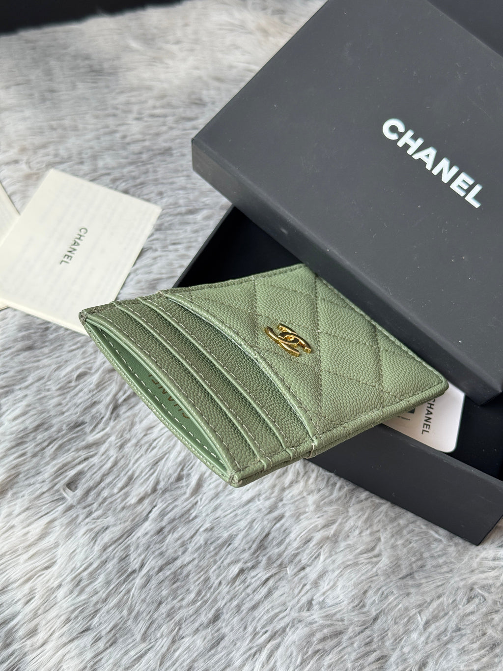 CLASSIC VERTICAL CARD HOLDER 14 IN RAINEE GREEN GRAINED CALFSKIN GOLD-TONE METALLIC