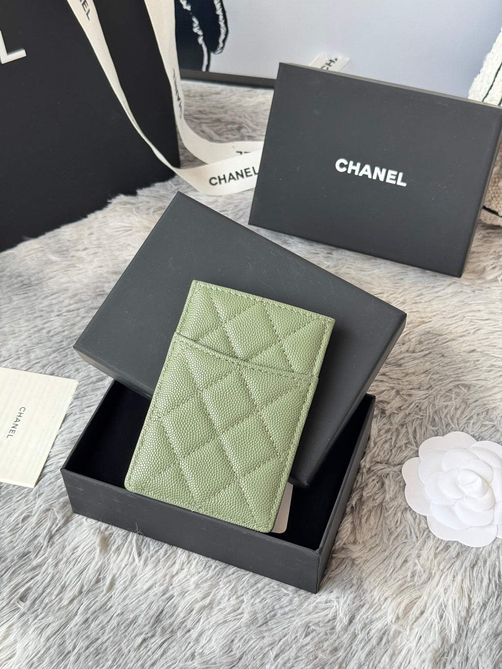 CLASSIC VERTICAL CARD HOLDER 14 IN RAINEE GREEN GRAINED CALFSKIN GOLD-TONE METALLIC