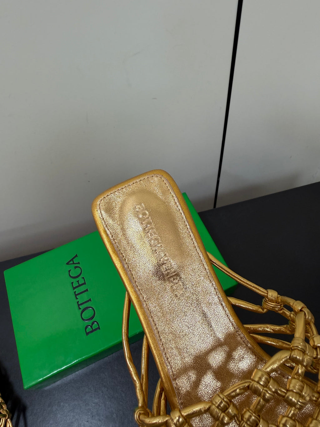 BOTTEGA VENETA 26S WOVEN STRAP SANDALS IN GOLD LAMBSKIN