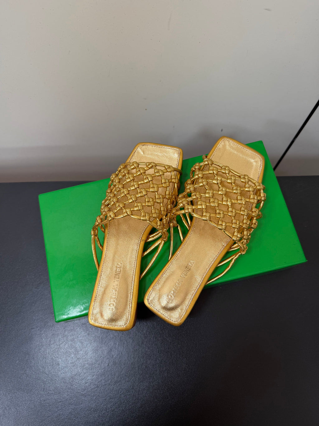 BOTTEGA VENETA 26S WOVEN STRAP SANDALS IN GOLD LAMBSKIN