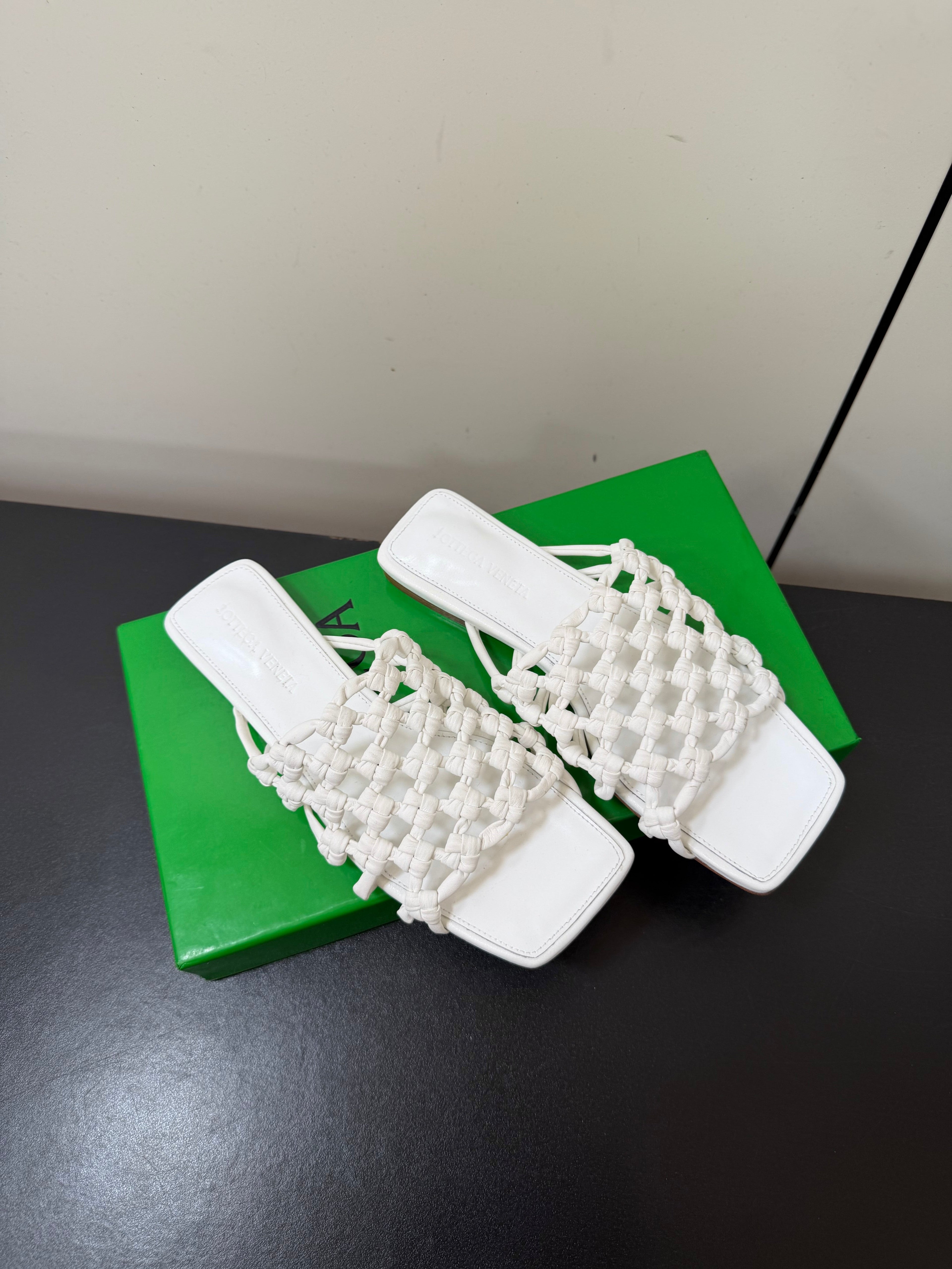 BOTTEGA VENETA 26S WOVEN STRAP SANDALS IN WHITE LAMBSKIN