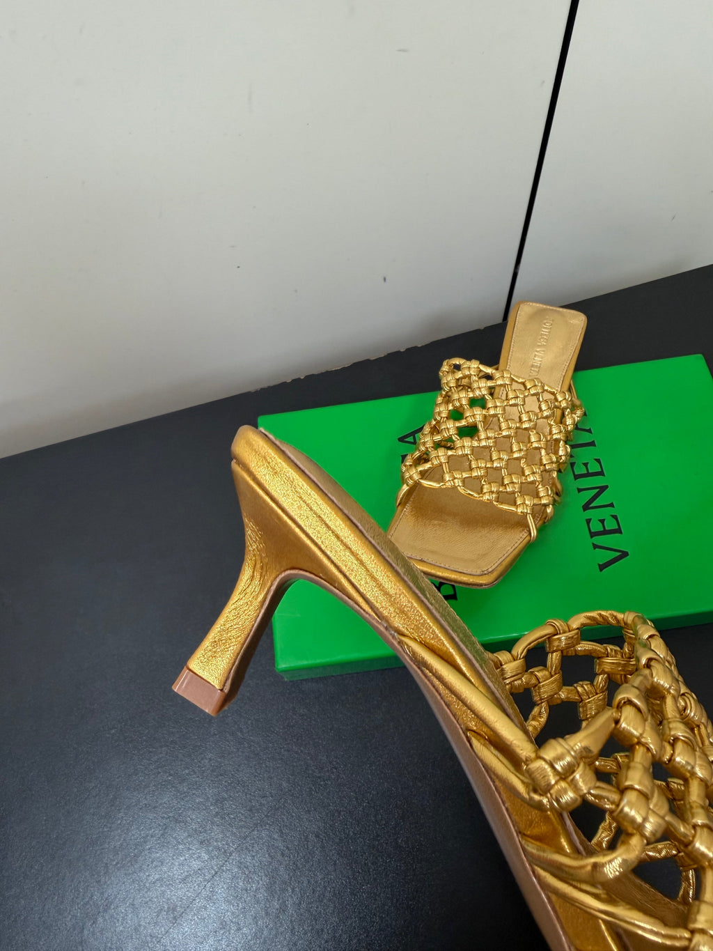 BOTTEGA VENETA 26S WOVEN STRAP HIGH-HEEL SANDALS 55 MM IN GOLD LAMBSKIN