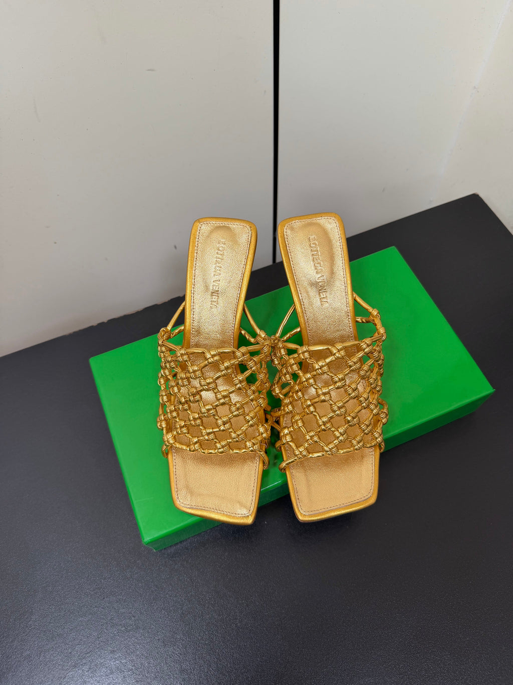 BOTTEGA VENETA 26S WOVEN STRAP HIGH-HEEL SANDALS 85 MM IN GOLD LAMBSKIN