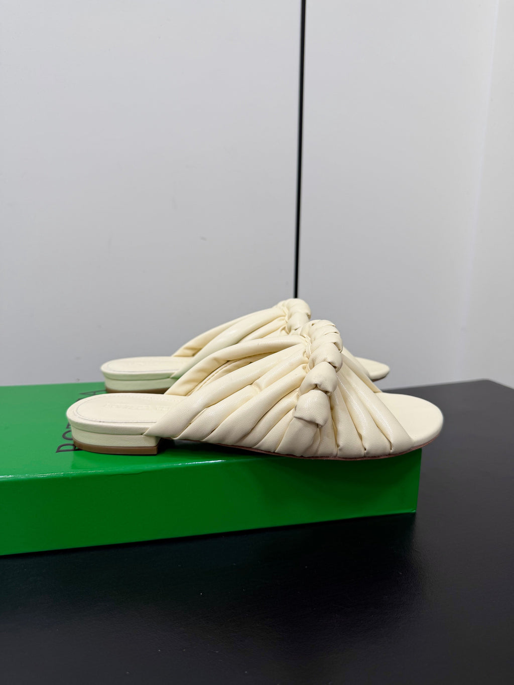 BOTTEGA VENETA 26S BRAIDED STRAP SANDALS IN BEIGE LAMBSKIN