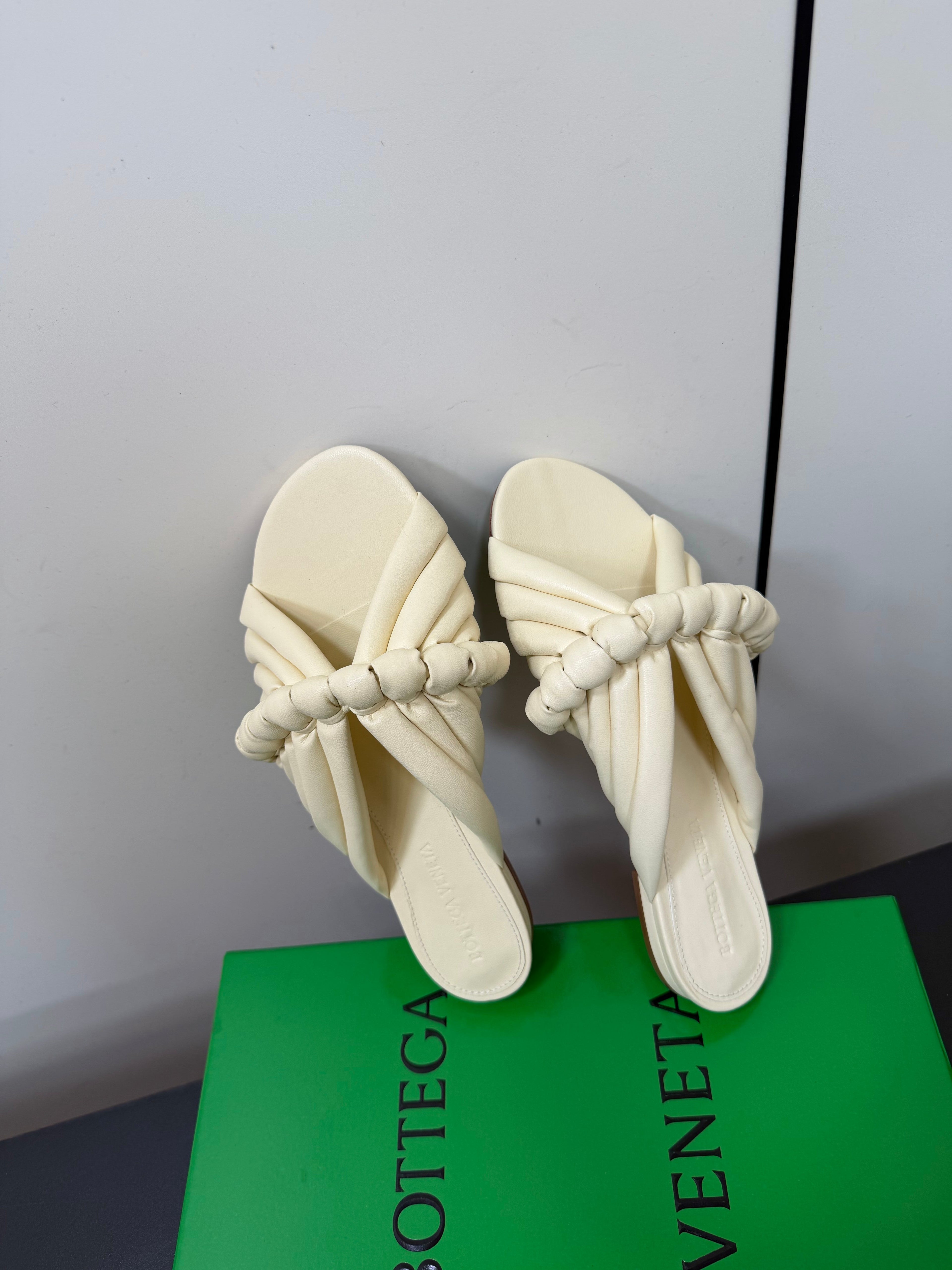 BOTTEGA VENETA 26S BRAIDED STRAP SANDALS IN BEIGE LAMBSKIN