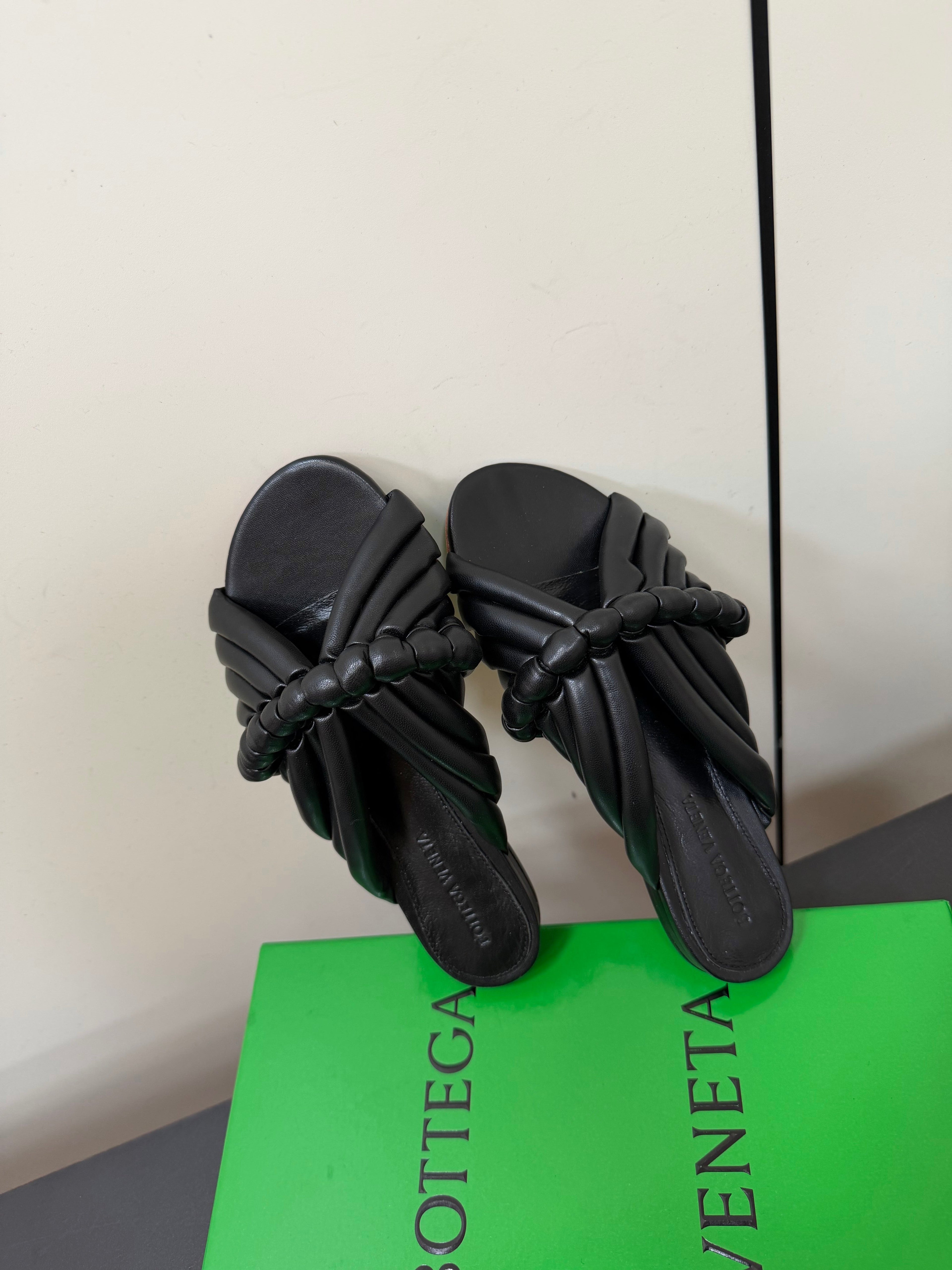 BOTTEGA VENETA 26S BRAIDED STRAP SANDALS IN BLACK LAMBSKIN