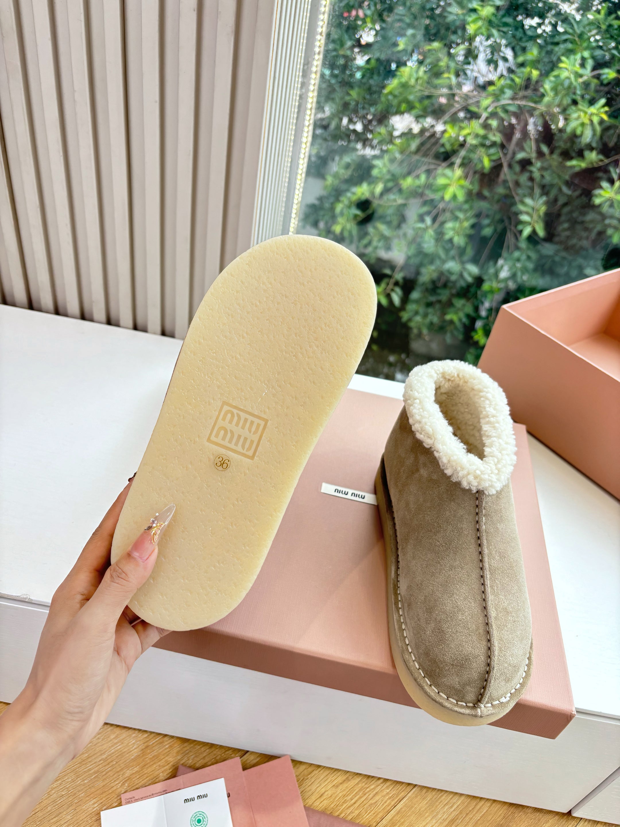 WHITE SHEARLING BOOTS IN TAN BROWN SUEDE