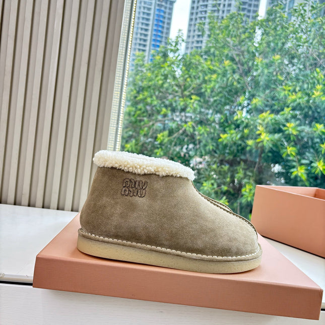 WHITE SHEARLING BOOTS IN TAN BROWN SUEDE