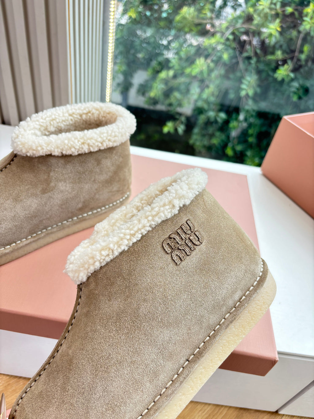 WHITE SHEARLING BOOTS IN TAN BROWN SUEDE