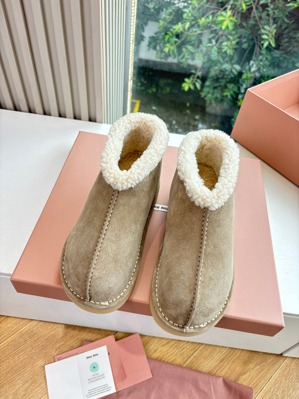 WHITE SHEARLING BOOTS IN TAN BROWN SUEDE