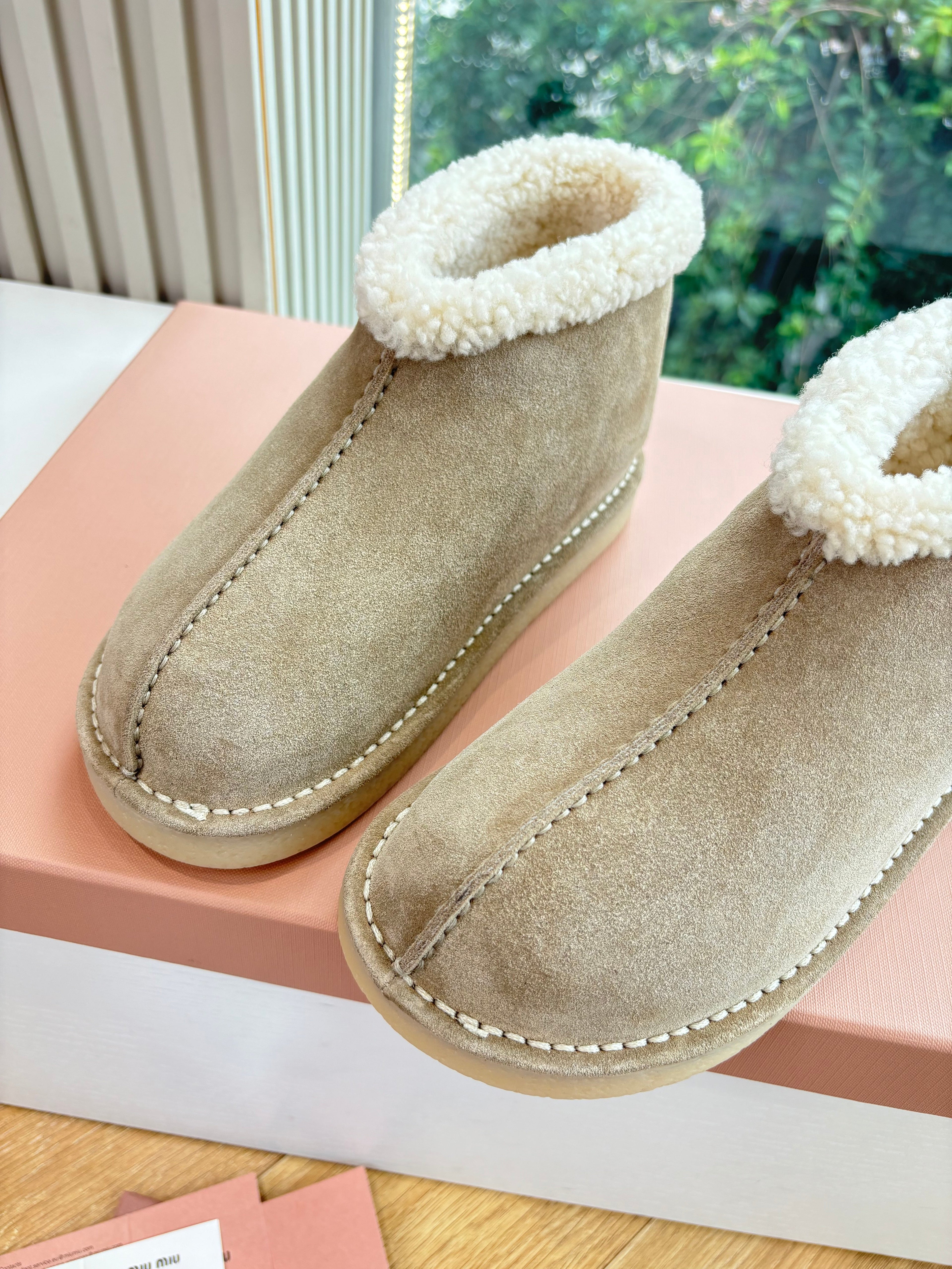 WHITE SHEARLING BOOTS IN TAN BROWN SUEDE