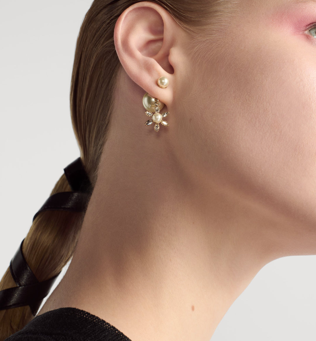 CD 26S PEARL FLORAL DROP EARRINGS GOLD TONE METAL 645545