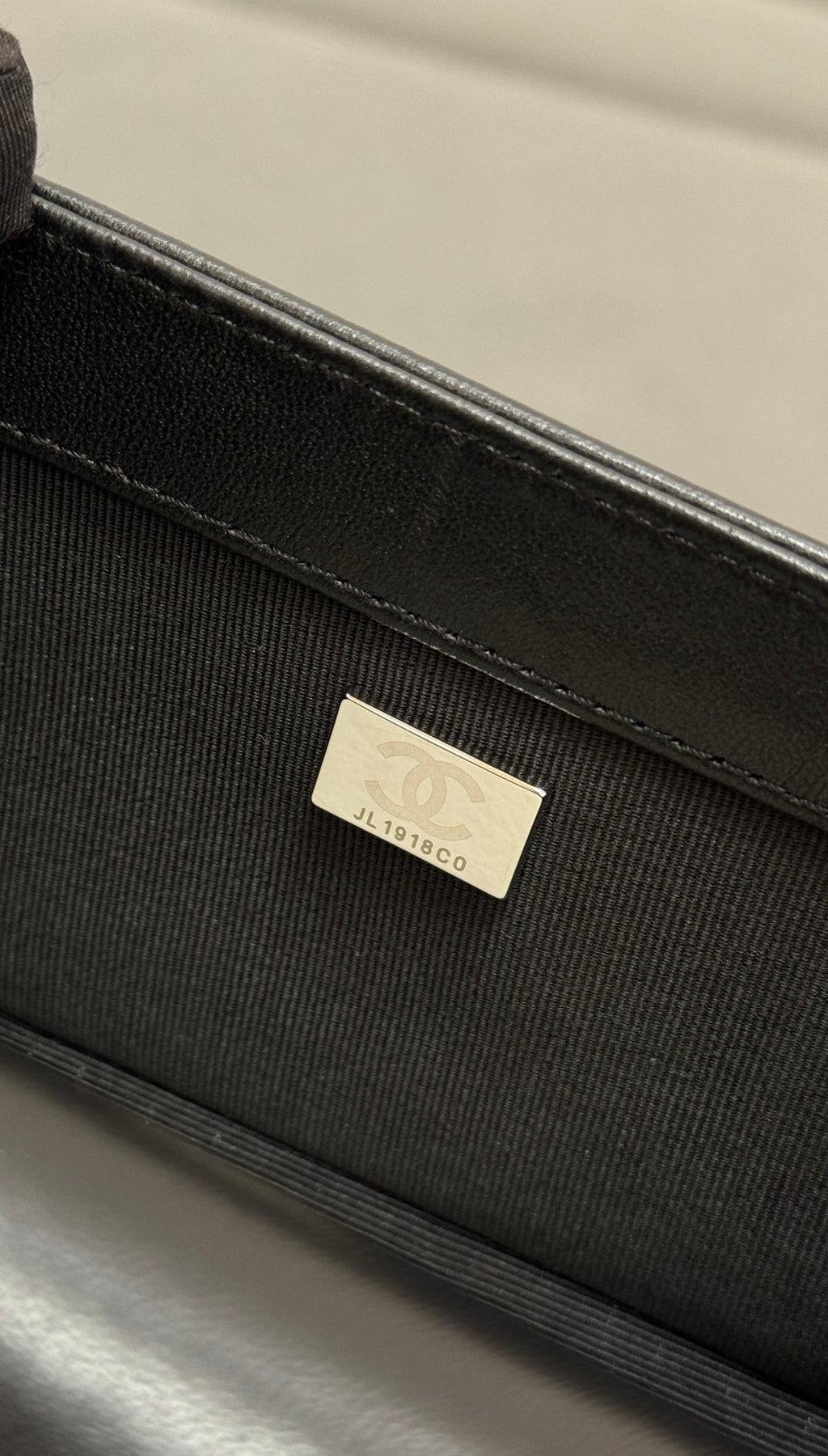 SMALL BOY BAG 20 IN BLACK CALFSKIN SILVER HARDWARE