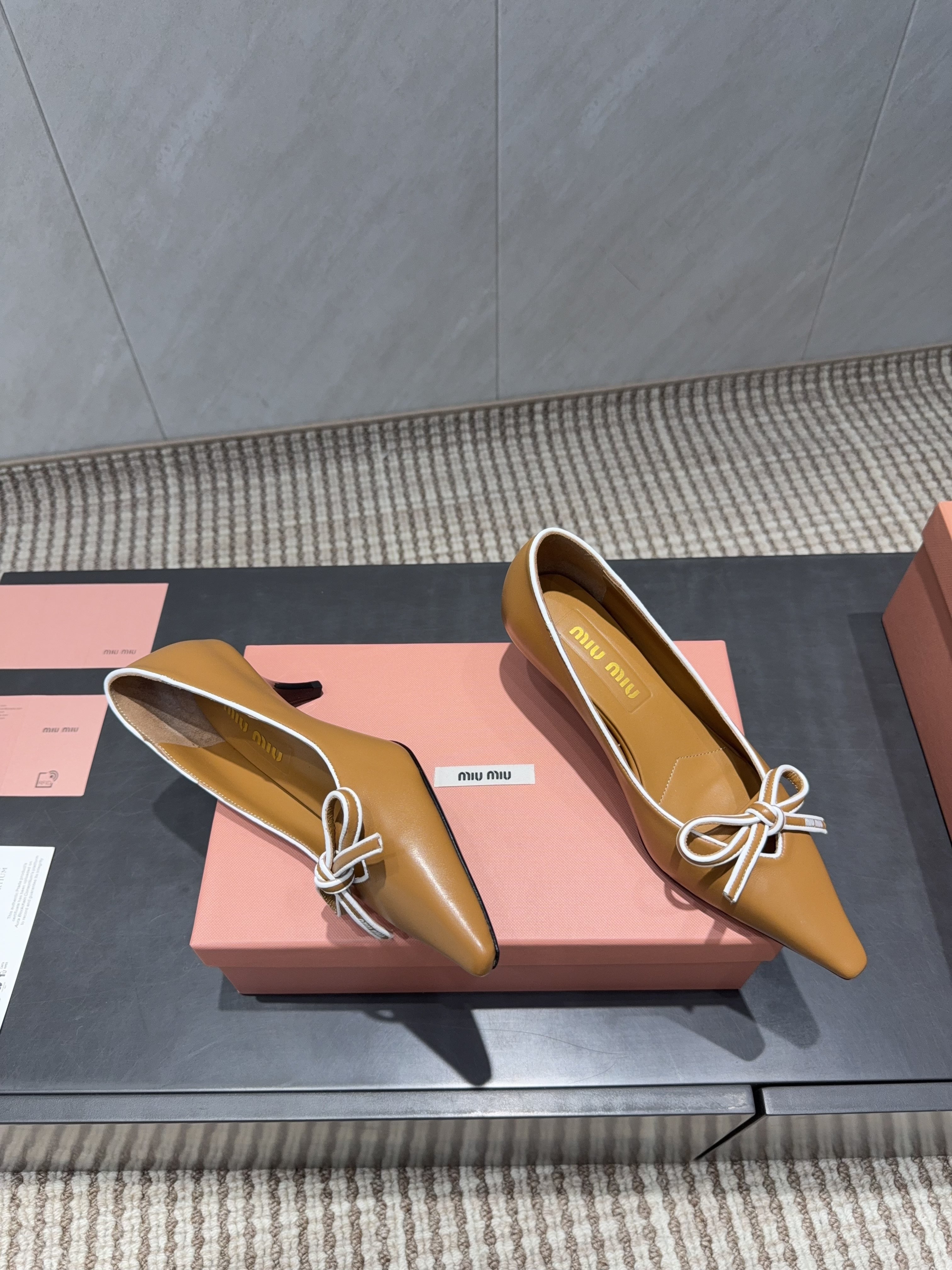 MIUMIU 26S POINTED TOE PUMPS 55MM IN CARAMEL BROWN CALFSKIN WITH BOW
