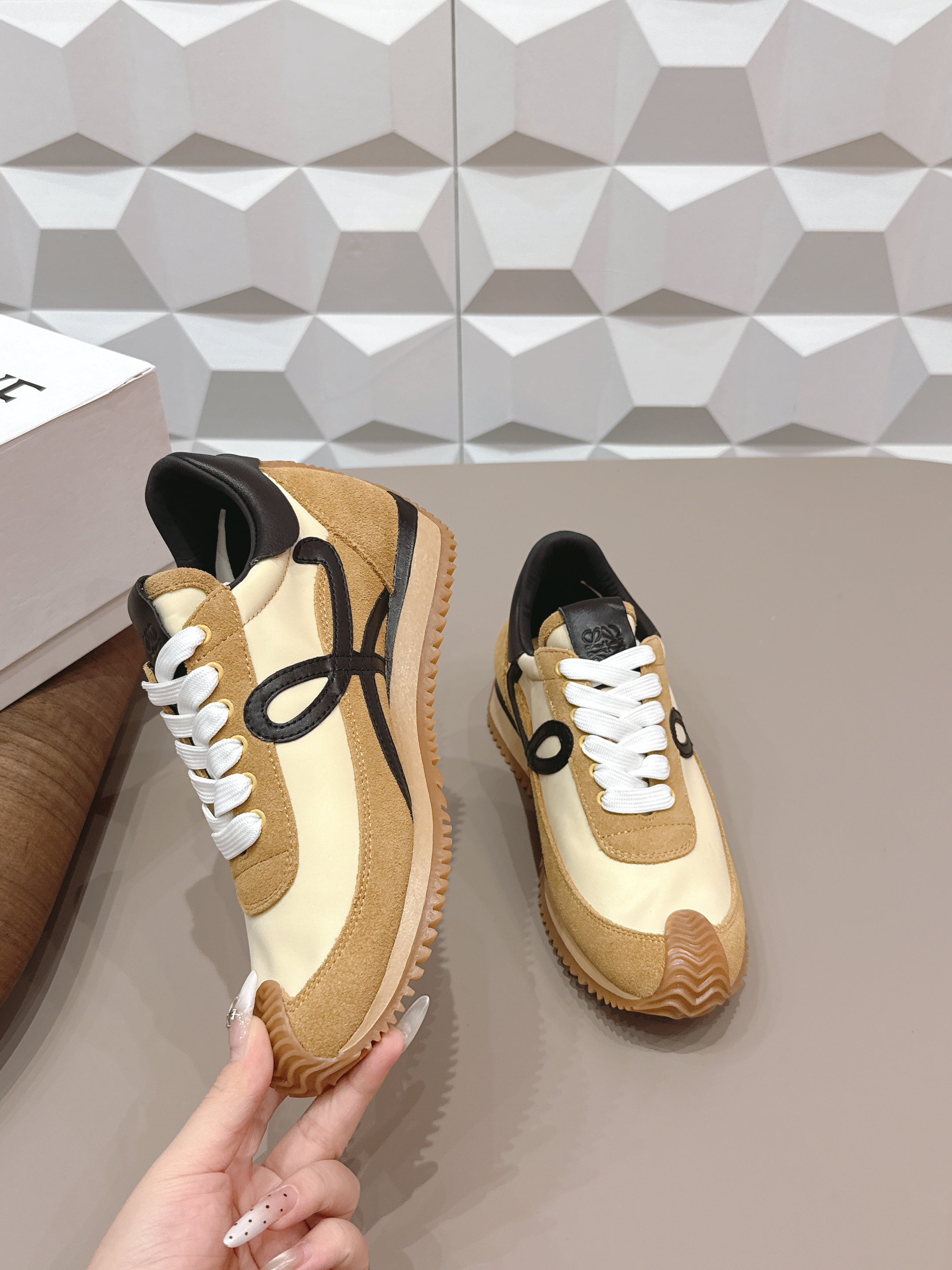 LOEWE 26S FLOW RUNNER SNEAKER IN TAN BROWN SUEDE AND BLACK CALFSKIN