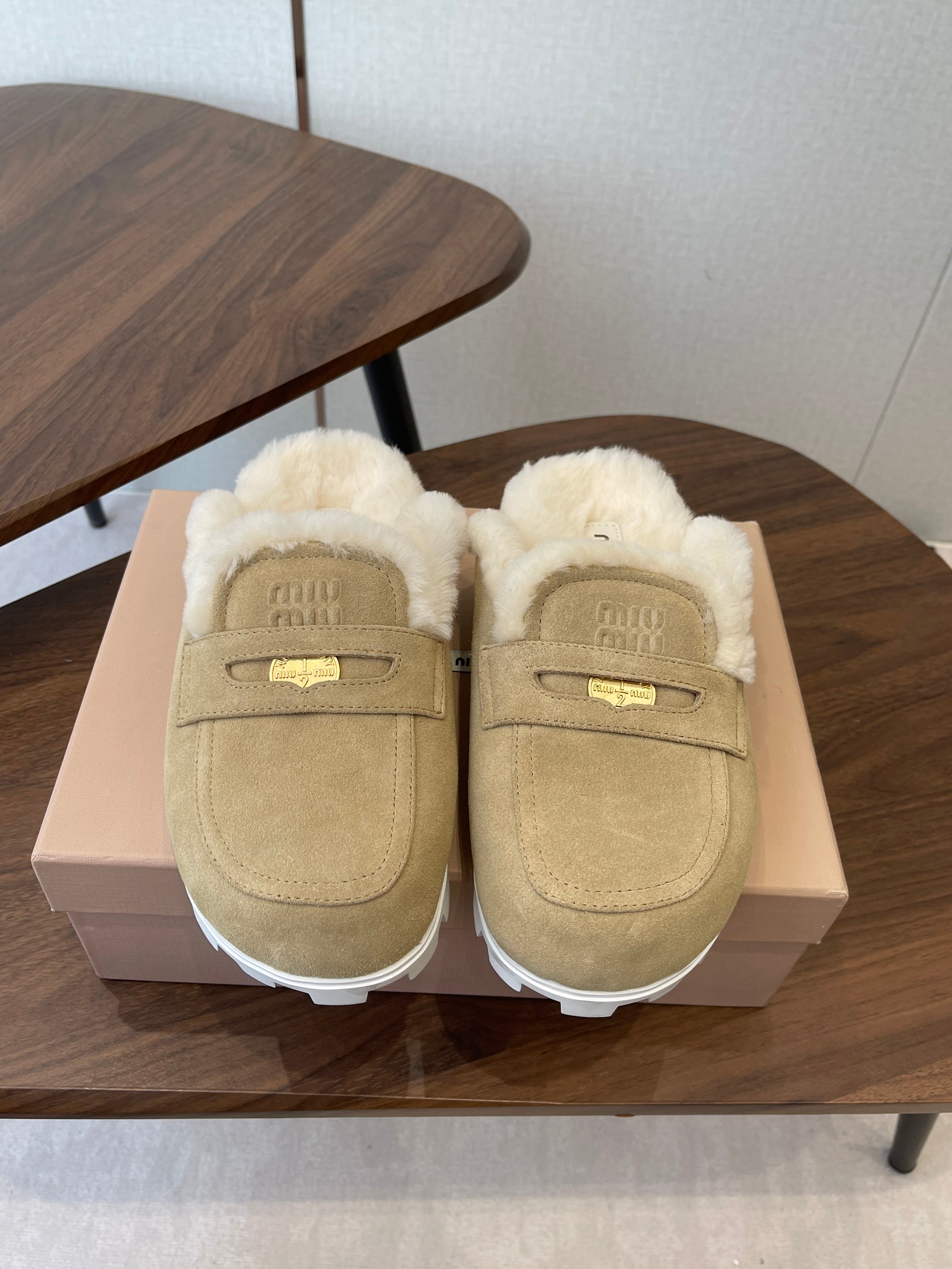 MIUMIU 25S MULES SLIPPERS SHEEPWOOL IN LIGHT BROWN SUEDE