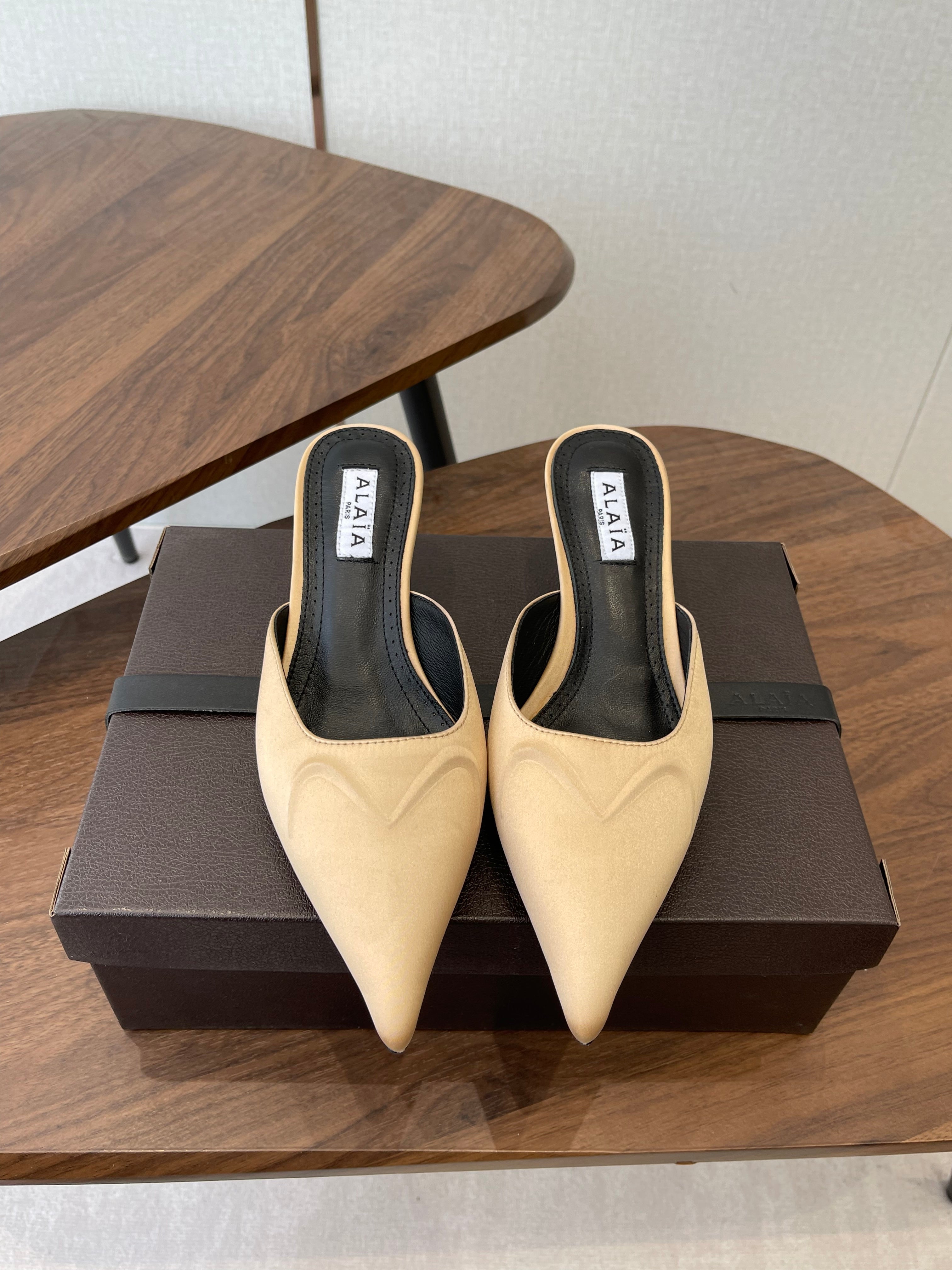 ALAIA 26S HEELED MULES 50 MM IN WARM BEIGE FABRIC