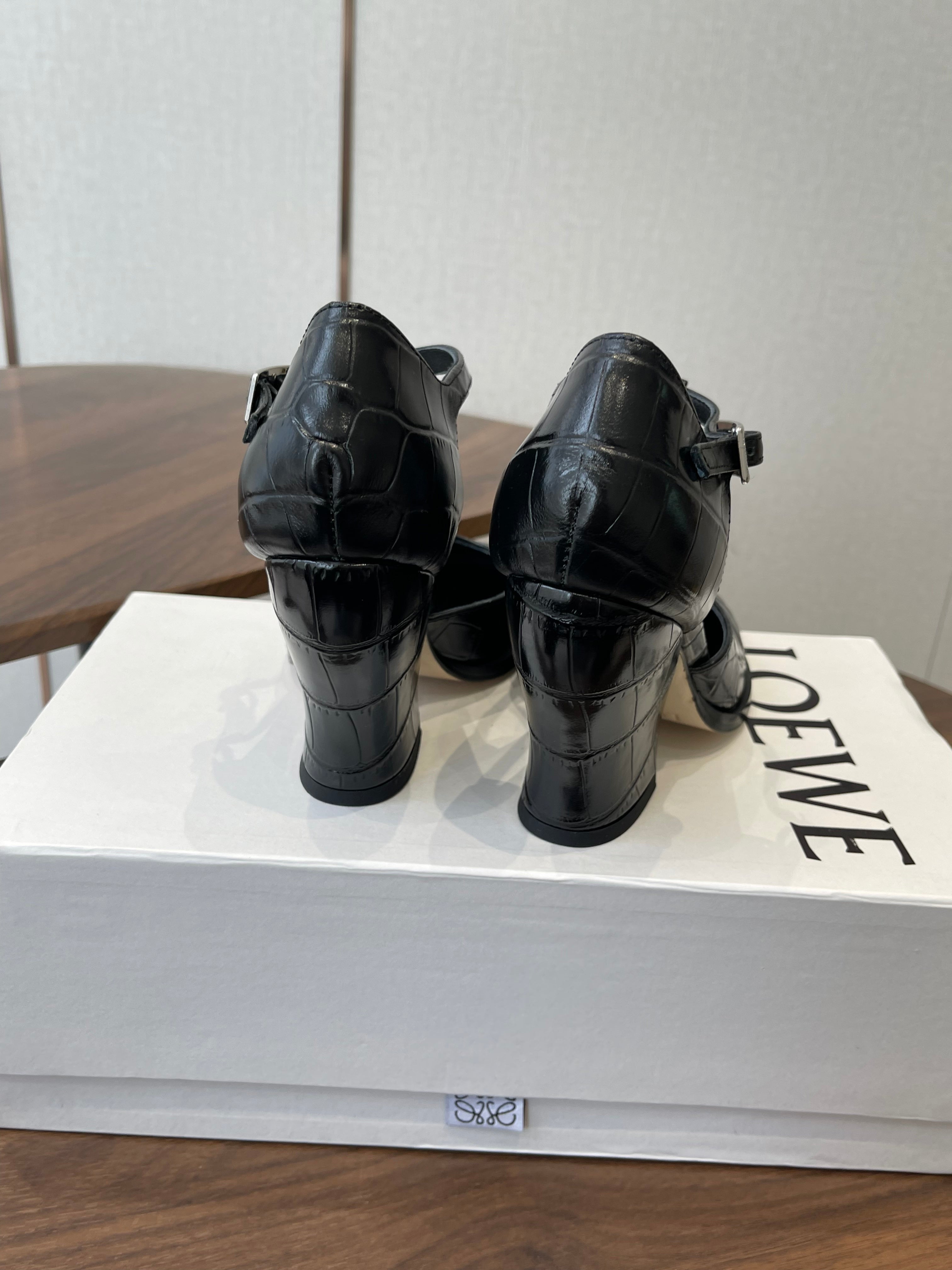 LOEWE 26S ONDA 90MM T-STRAP HIGH-HEEL SHOES IN BLACK EMBOSSED CROCODILE CALFSKIN