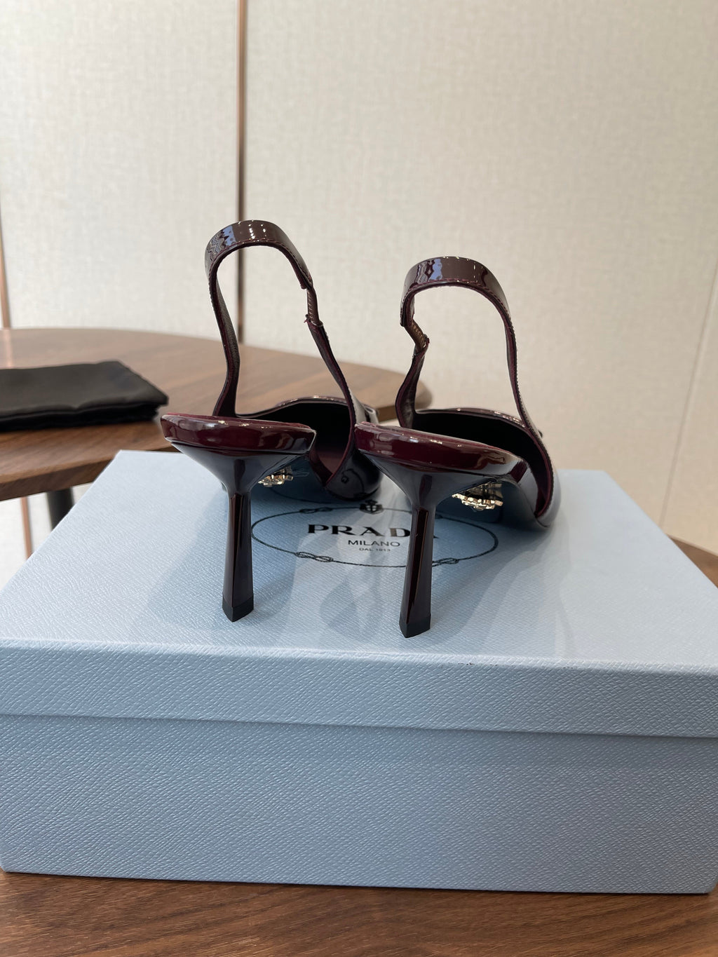 PRADA 26S SLINGBACK PUMPS 75MM IN BURNT BROWN PATENT CALFSKIN WITH LOGO