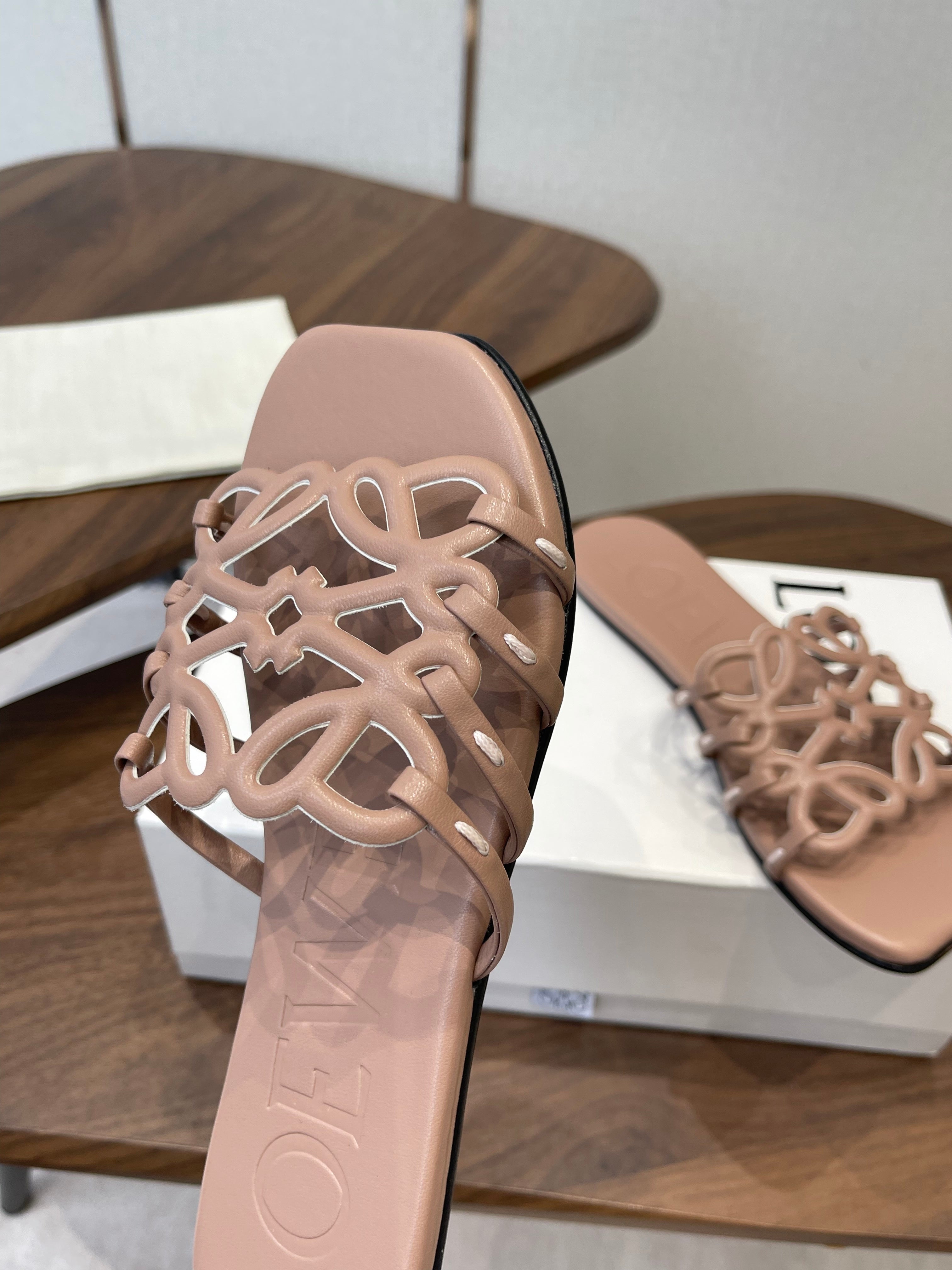 LOEWE 26S PETAL ANAGRAM SLIDE IN TAUPE BROWN CALFSKIN