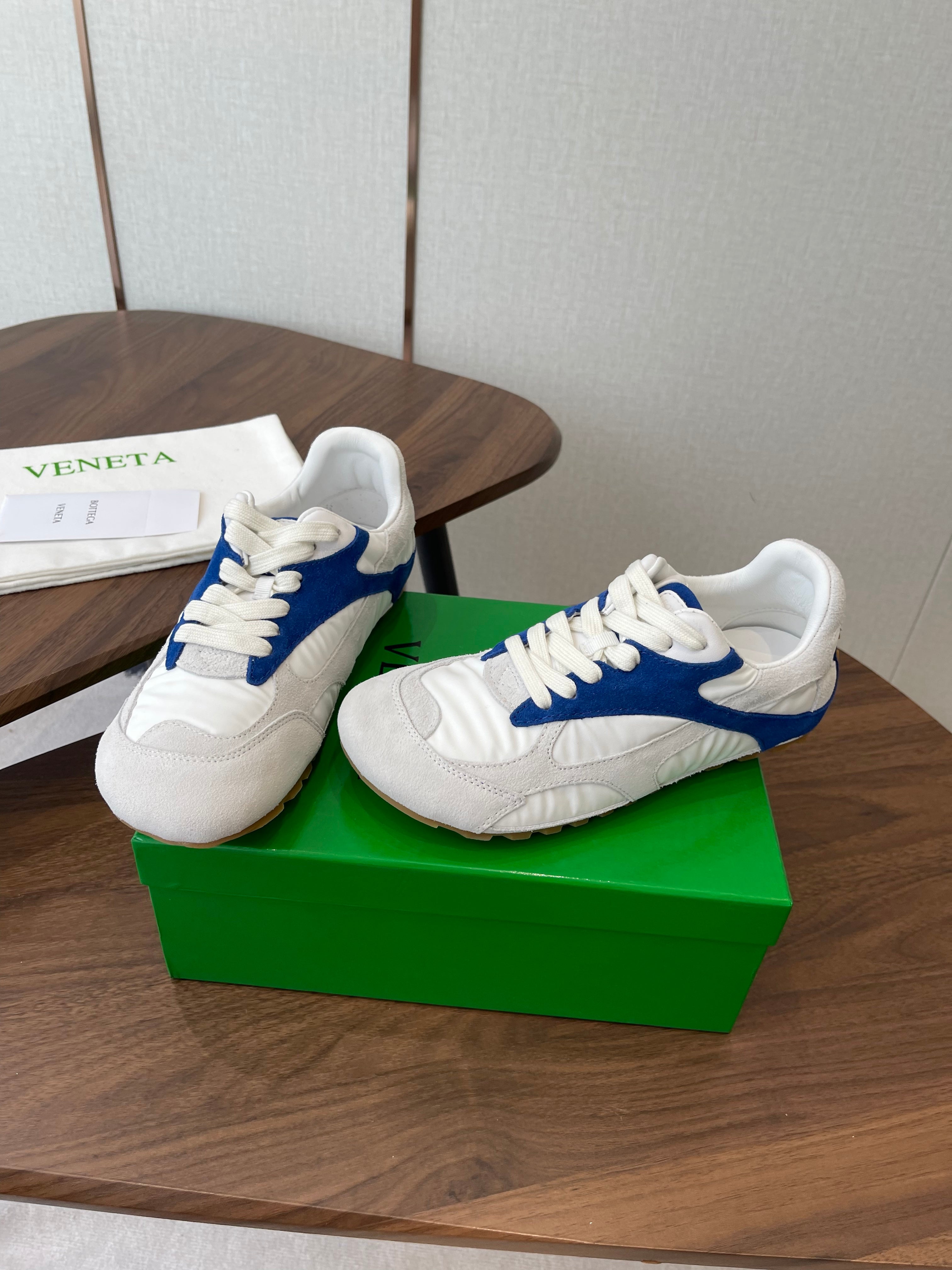 BOTTEGA VENETA 26S ORBIT FLASH SNEAKERS IN WHITE AND BLUE SUEDE