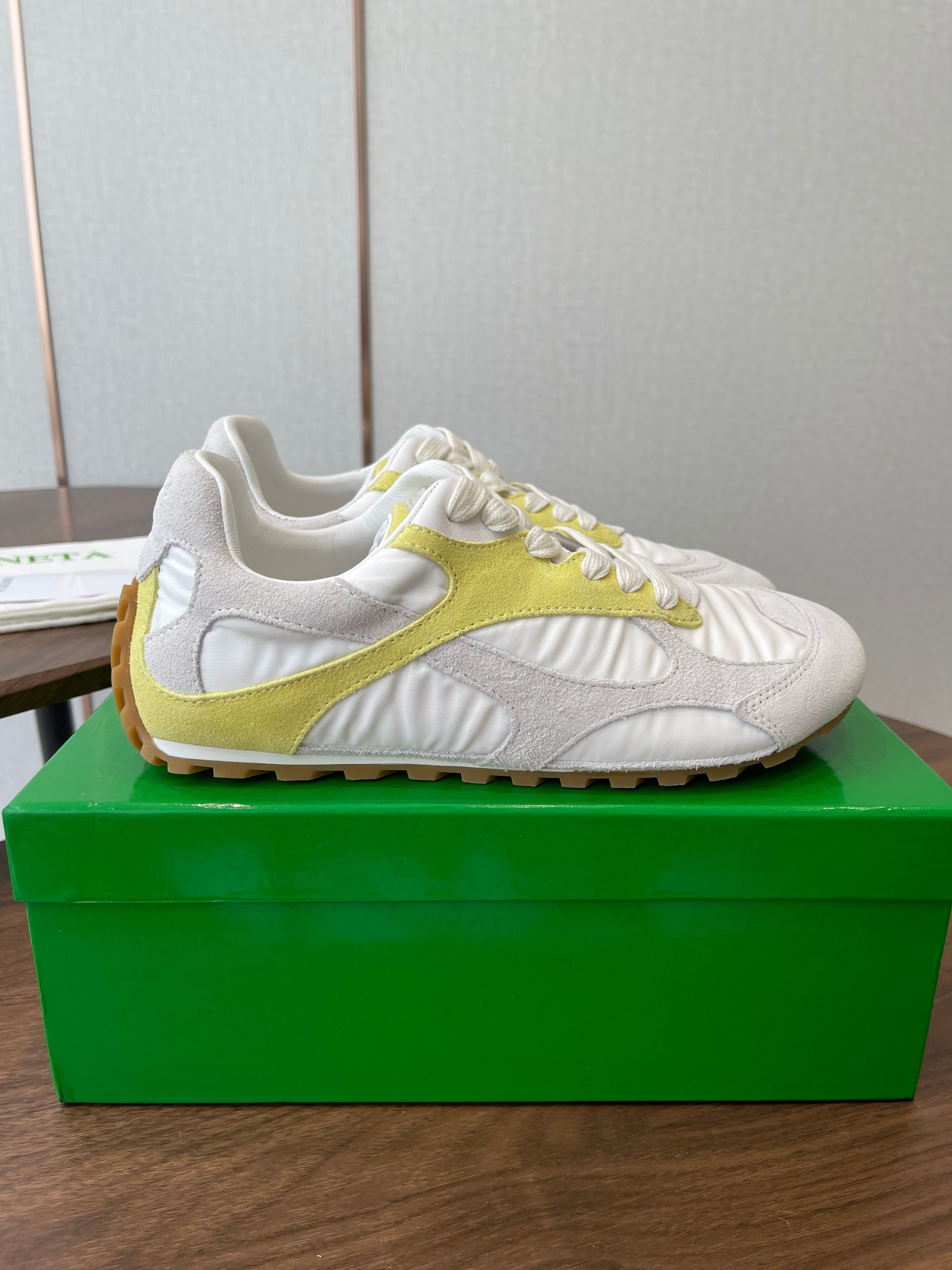 BOTTEGA VENETA 26S ORBIT FLASH SNEAKERS IN WHITE AND YELLOW SUEDE