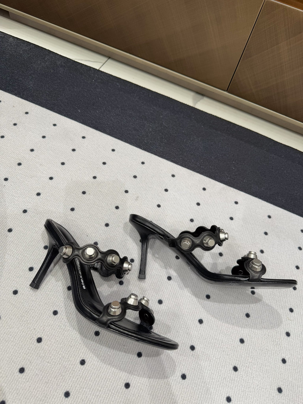 RIOT 80 MM SANDAL IN BLACK LAMBSKIN